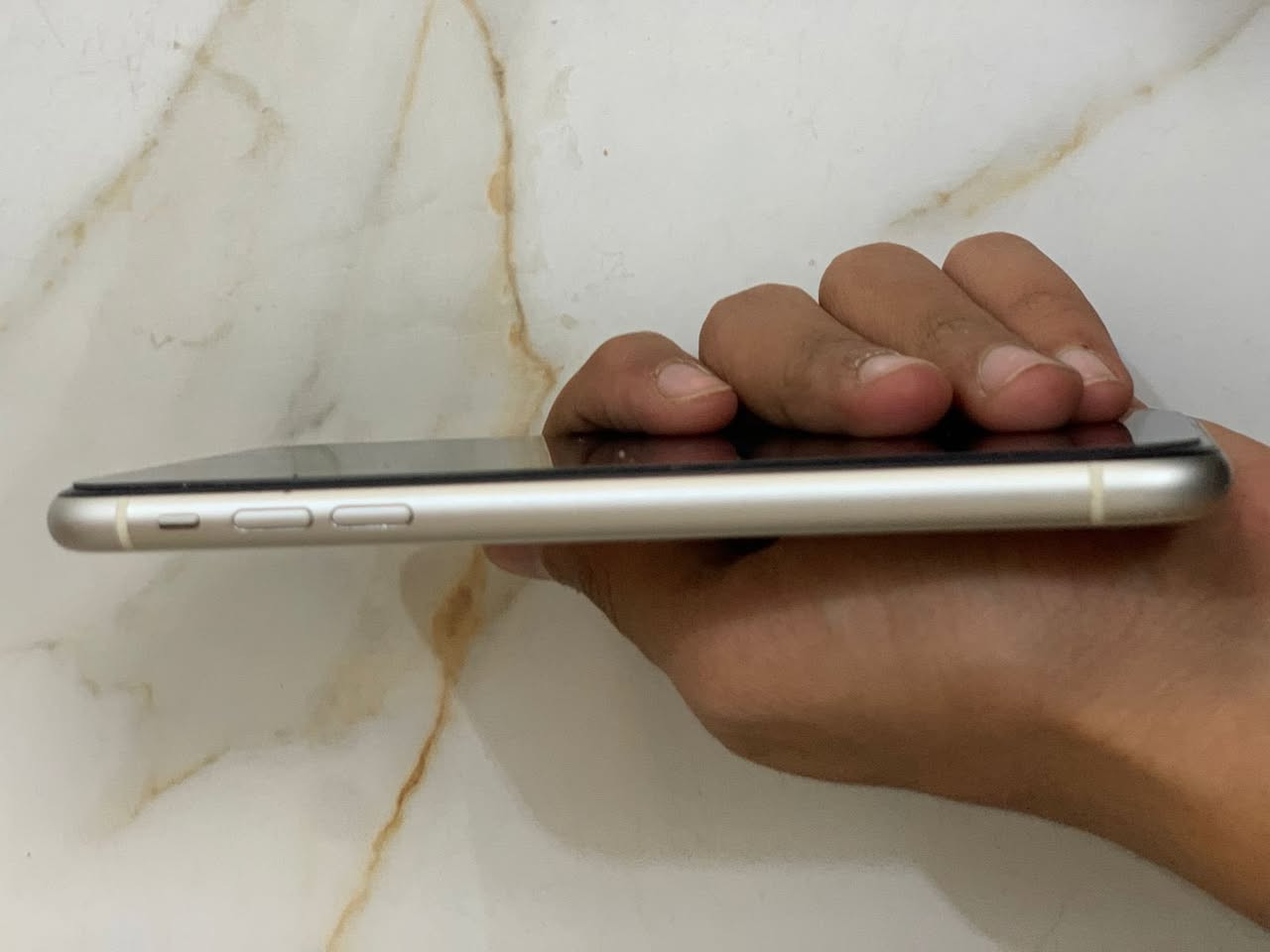 سلام عليكم 
ايفون ١١ عادي ذاكرة ١٢٨ بطارية ١٠٠ 🔋 
كلشي ما مبدل بس بطارية قبل شهر  ونص بدلتها
السعر ٢٥٠ توصل *********** وتساب فقط
