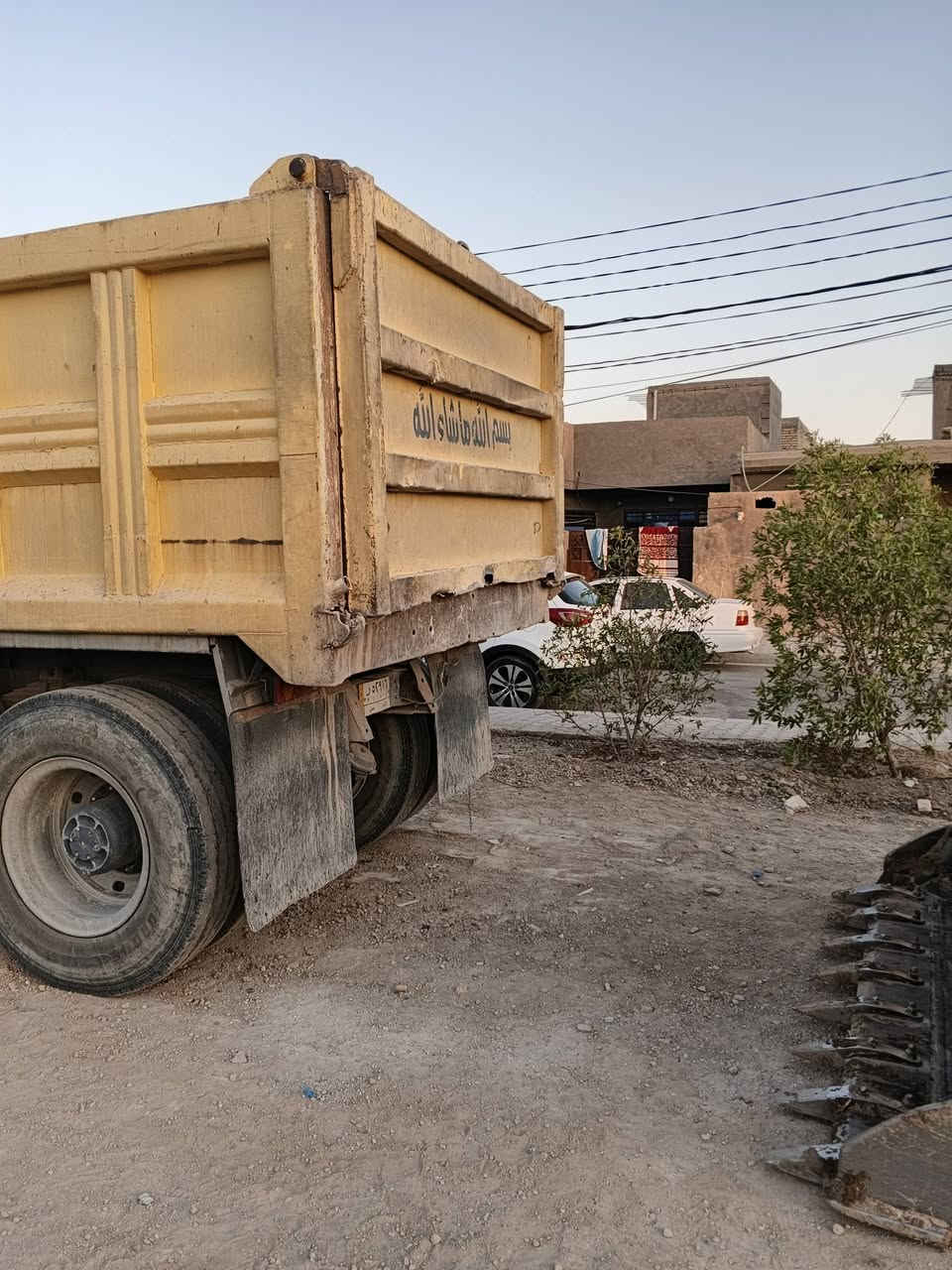 السلام عليكم فاضل للبيع موديل 89 محرك كبير جير ثلاثه بثلاثه تخم تاير مجموعه لنكي اماره خير من الله سياره بلاديه رقم انبار الماني السعر 25 وبيها مجال)***********
