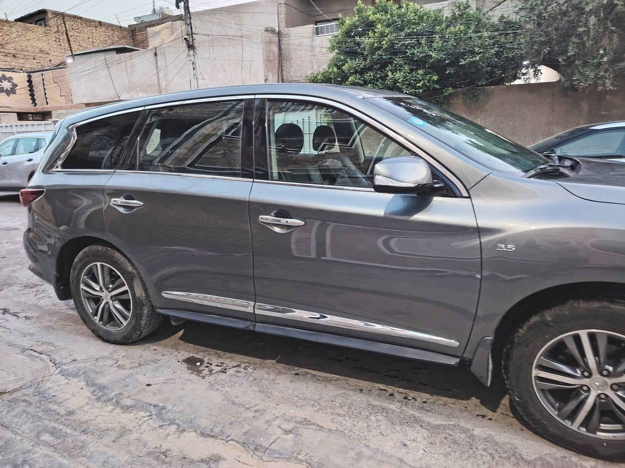 من رخصة الادمن انفنتي QX60 2020 السياره حادث خلفي بدون ايرباك ضربه جملغ وجنطه  والجنطه  تبديل اصلي يعني صبغ قطعتين صور الحادث مرفقه محرك 6 سلندر دفع امامي ماشيه 59 الف مايل قابله للزياده. ملاحضه بيها بارد في جاملغ عكس السائق وباب الصدر بارد وتكحيل.. تخم تاير جديد ما بيها نقص جاهزه حبه على حبه
مواصفات...
1_فتحة سقف
2_ستيرن كهرباء
3_ تدفئه كشنات
4_ اربع وضعيات قياده
5_ كشنات جلد ٧ راكب
6_ جنطه كهرباء
7_ مري شفط
8_ رادارات عدد 3
وباقي مواصفات انفنتي معروفه السعر 187$ ورقه وبيها مجال للجادين بالشراء للتواصل ***********
