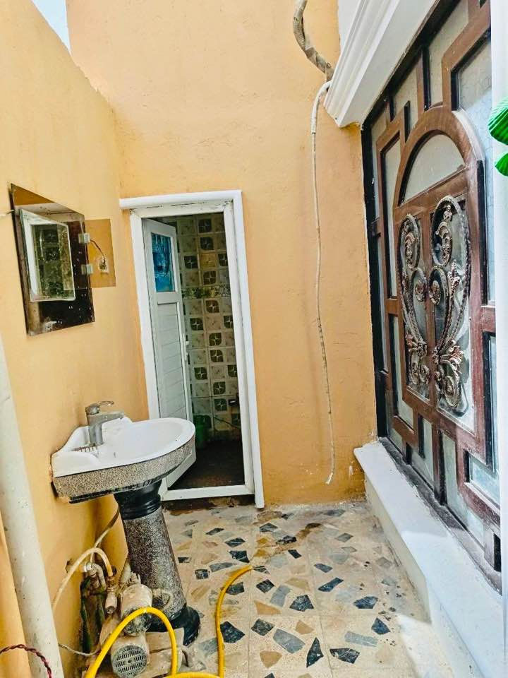 السلام عليكم
دار 130متر للبيع اساس صب بناء بلوك سقف عكاده  يحتوي على غرفتين وصاله ومطبخ واستقبال وحمام داخلي وخارجي
العنوان :النجف الاشرف /شارع المطار القديم /قرب اسواق عسوله ثاني بيت عن الشارع 

السعر: (45)مليون وبي مجال 
للاستفسار مكتب المهندس
***********
***********
