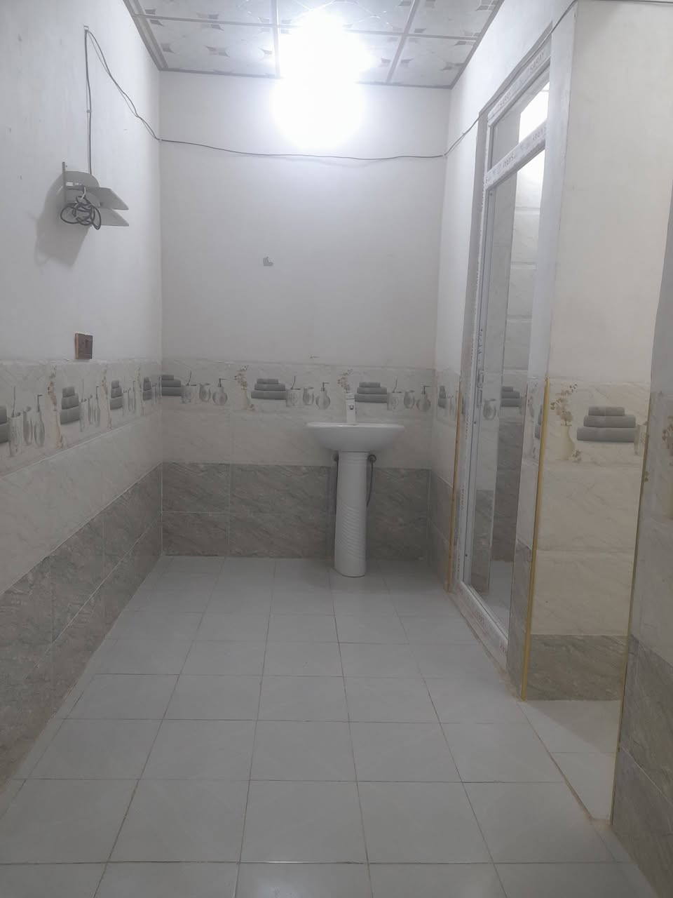 سلام عليكم دار للإيجار قرفتين وهول واستقبال ومطبخ وصحيات ***********
