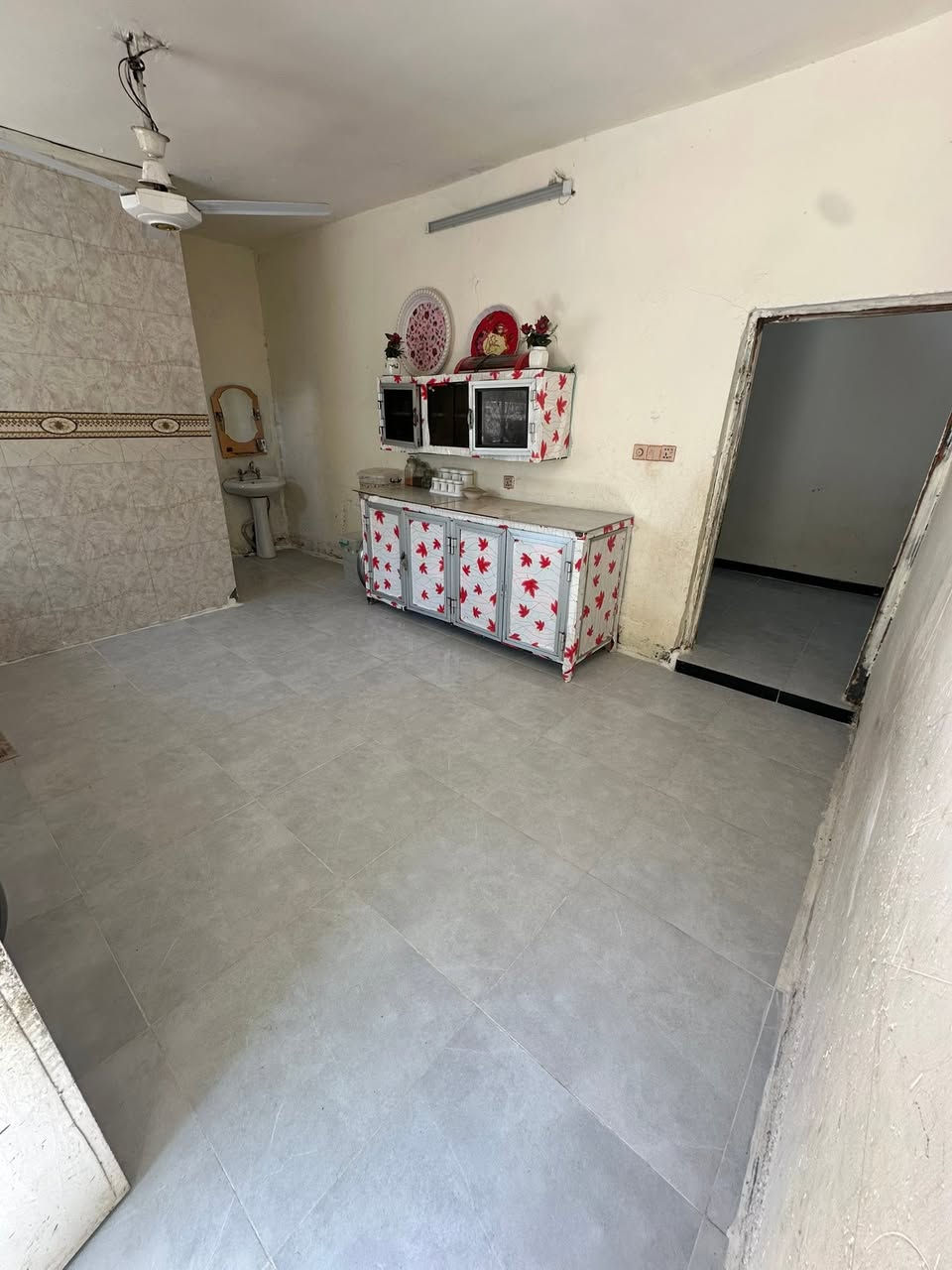 سلام عليكم بيت مساحه 250متر مكانه بغداد دوره شارع مول لكوخ يحتوي عل ستقبال   ارضيه بورسلين لبيت كله    وغرف نوم 2ومطبخ وصاله وصحيات داخليه وخارجيه وكراج اي ستفسار ***********
