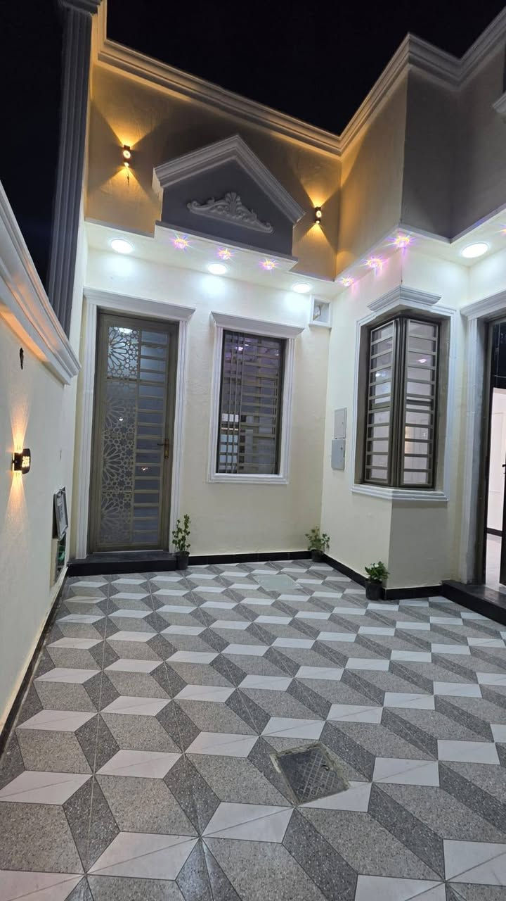 دار سكن للبيع ⛪️ بسعر بلاااش 
***********
#المساحه :: 150متر  بناء حديث بعده بل جيس

#يحتوي البيت على غرفتين نوم 
و ديوان 
و صاله 
و مطبخ 
و صحيات داخلي و خارجي و كراج سياره 
بيت كلش مرتب 

كافه الخدمات متوفره 

#جنس_العقار :: طابو صرف زراعي بأسم عراقي سند ٢٥ راعي

 لارض ساكن نفس المنطقه 

#العنوان بصره طريق سيد حامد قرب مدينة الاندلس السكنيه على شارع 10 متر مقرنص

#السعر 88 مليون   و بي مجال 
شقل درجه اولى حته بيبان تفصال يم نجار باجر انا شالله يكملن 
#للاستفسار الاتصال على الهاتف 📞📳
للعلم فارق جاهز للسكن تتكتب تسلم بيتك 
📳***********📳
