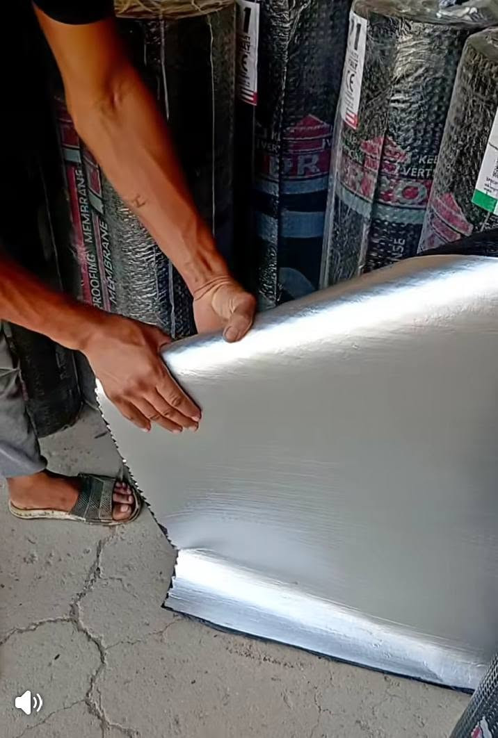 🏗️ جهّز سطحك اليوم وارتاح باچر..
الشتا وصل والمطر يفلّش البيت!"
🔹 إذا تعاني من حرارة البيت وتسربات الميّاه أو رطوبة السطح بسبب الامطار، الحل موجود ويبدأ من عندنا!
شركة المنصور تقدملك خدمة عزل الأسطح باحترافية وبمواد أصلية إيطالية الصنع مع 
#ضمـــان حقيقي وجودة تدوم 15 سنه
✨ خطوات عملنا:
1️⃣ مرحلة التنظيف والتحضير
📌 يبدأ كادرنا المتخصص بتنظيف السطح بشكل كامل من الأوساخ والغبار.
📌 نفتح السبالت وخزانات الماء ونزيل كل العوائق حتى نضمن سطح نظيف وجاهز للعمل 100%.

2️⃣ مرحلة العزل الأولي
📌 بعد التنظيف نطبّق طبقة أساس حسب اختيار الزبون:
الزفت الحار
زفت بارد الرايمر
الفلانكوت
3️⃣ فرش ودستار الإيزوكام
📌 كادرنا المحترف يفرش الإيزوكام بطريقة دقيقة تضمن التغطية الكاملة للسطح.
4️⃣ الكوي الحراري
📌 نستخدم الكوي الحراري بمواد عالية الجودة، درجة أولى و إيطالية المنشأ.
📌 نضمنلك عزل حراري ومائي متكامل مع شهادة ضمان حقيقية.
5️⃣ التكحيل وفتح المزاريب واللمسات النهائية
📌 بعد ما نكمل الكوي الحراري والتكحيل، نبدأ بعملية الترحيل النهائية بإتقان حتى تشوف السطح مرتب وكامل .
يسلمك السطح جاهز 
---
✨ مع شركة المنصور للإيزوكام تضمن:
✔️ حماية سطحك من تسرب الميّاه والرطوبة.
✔️ مواد أصلية وعمل مضمون.
✔️ تنفيذ احترافي بأيدي كادر ذو خبرة طويلة.
✔️ التزام بالمواعيد وسرعة بالإنجاز.

📞 للتواصل والاستفسار:
اتصل أو راسلنا واتساب الآن وخلي السطح مالك بأمان!
***********   --   ***********  
شركة المنصور لتغليف السطوح
