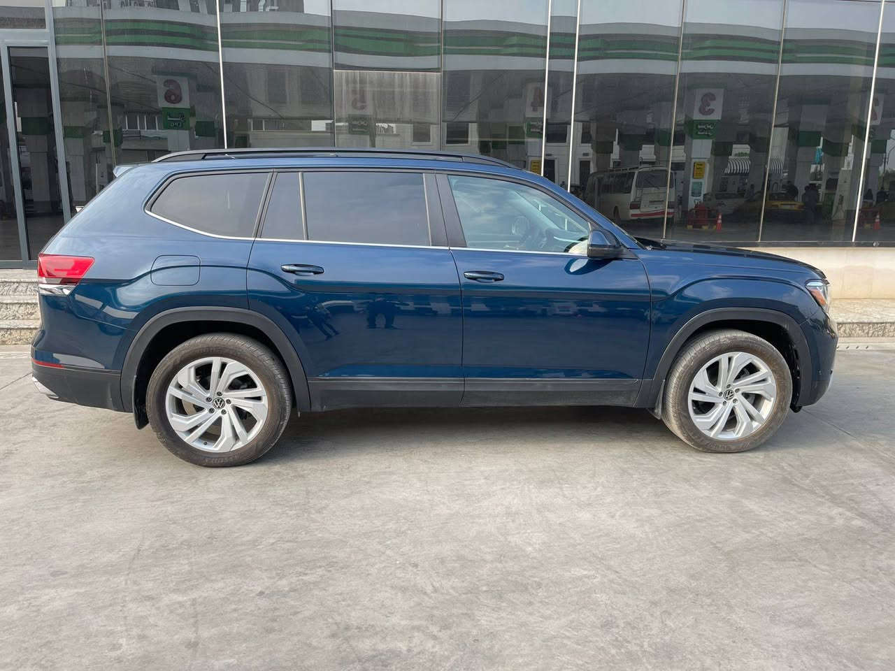 اطلس SE 2023 نص فول
راكب 7  ستة سلندر 3600
داخل جلد ابيض تدفئة كشنات السائق كهرباء
ماشية 10800 ميل فقط رقم بغداد بأسمي 
بدون صبغ حادثها فقط دعامية حساسات امامي خلفي
بردات خلفية بالابواب وبعد بيها هواي مواصفات سيارة جديدة مماشية بالعراق
للاستفسار اكثر الاتصال على الرقم 
***********
متوفر وتساب
