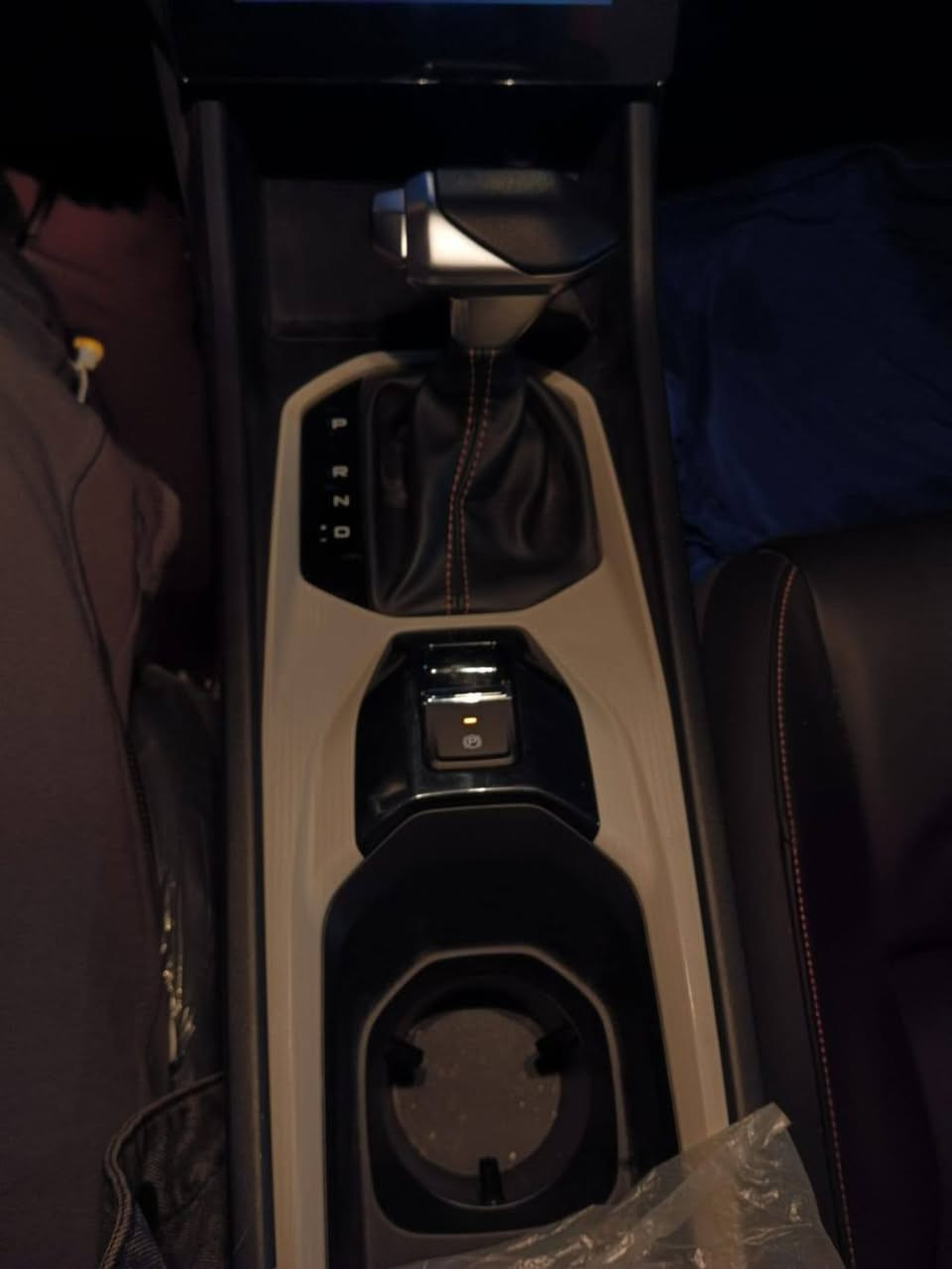 السلام عليكم السيارة للبيع دونغ فينك شاين A30 موديل 2025 صيني بأسمي رقم بغداد  والسنوية جديدة وبيها ضمان الشركة لمدة5 سنوات او 200 الف كيلو سبايدر رياضي وشاشة لمس كبيرة ولا بيها ضربة ولا صبغ جديدة جدا مال بيت وماشية شي قليل محركها 1500 4 سلندر  بعدها على وضعية الشركة السعر 18000000 مليون الف دينار مكان السيارة بغد المنصور للاستفسار الاتصال على الرقم *********** موجود واتساب
