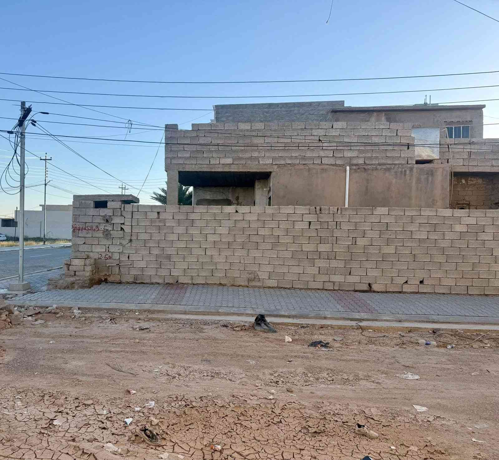 🏡 دار للبيع – طابق واحد
📍 القادسية / قطعة 500

🔹 المساحة: 200م
🔹 الأبعاد: 10×20
🔹 ركن على حديقة
🔹 القطعة بطحية
🔹 على شارعين:
▫️ شارع 20م مبلط
▫️ شارع 15م

✅ يباع قطعة
✅ موقع مميز جداً وراقي
✅ قريب من المجمع الطبي
✅ قريب من جامع القادسية
✅ منطقة متكاملة الخدمات
▫️ ماء
▫️ مجاري
▫️ تبليط

💎 يصلح للسكن الراقي أو للاستثمار المميز
⚡ بيع سريع

📸 نرفق لكم صور الدار

📞 للاستفسار: شركة نصير للعقارات
📍 عنوان الشركة : صلاح الدين – تكريت – القادسية – وسط شارع 500 التجاري

☎️ أرقام الاتصال:
***********
***********

