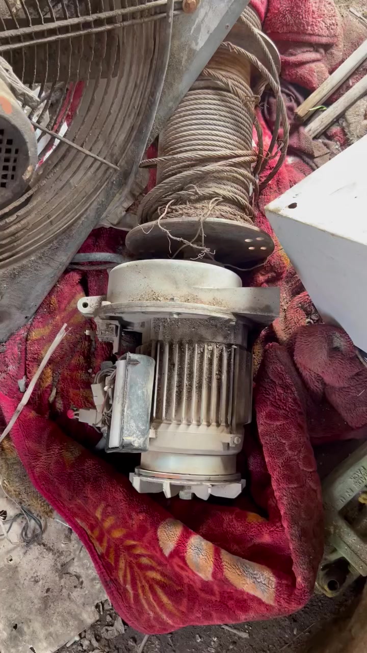 غراض مطعم للبيع شوايه مزدوجه نضيفه السعر ٦٠٠ وبيه مجال ماطور ساحبه كبيره مكينه معجانه ايضا ابواب بيبي سي الضهر امرايه سعر الباب ١٥٠ عدد الابواب ٧ مختلف الاحجام ماطور ونج مستعمل شغال السعر ٣٠٠ للتواصل *********** مكاني بغداد
