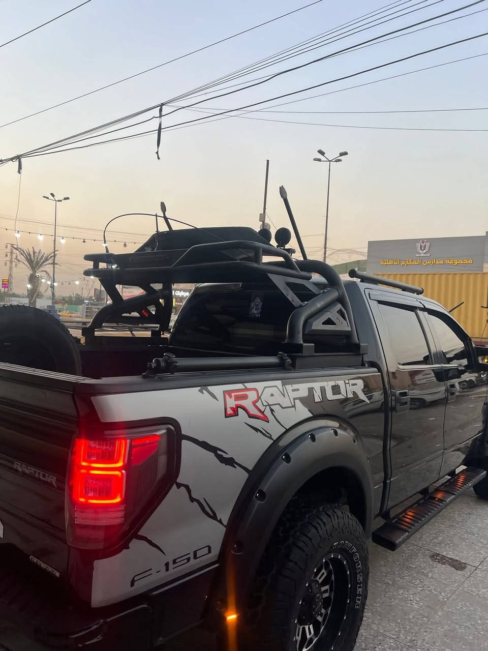 سلام عليكم 🫡 بيع او مراوس
فورد F150 خليجي وكاله نيفا موديل 2012 السياره مكفوله بدون حادث وبدون تبديل وبدون صبغ شرط السونار بيها بارد بخشم البنيد محدثه رابتر كامل مكينه جديده مبدله مال كصه تبريد ثلج 
صدر كله رابتر  + تايرات جبلي 
السياره كلها مزوده من الخارج برغي برغي مصروف عليها كلش هواي شاشه تيسلا 
السعر175     وبيها مجال بسيط  كلش اليشوفها متناسبه ختولي شباب ( رجا لحد يقارنها بل ستوك البلاديه ؟ هاي مزوده كلها ) اخر حبايه مكاني بغداد العامريه  بيها منضومه غاز 120 لتر وبيها كزوز كورسا وبرمجه طلقات عل ريمونت يفتح ويقفل
*********** اتصال 
*********** واتساب 
اسف عل اطاله كلشي موضح اي استفسار دز رساله 🤍 السياره ؟ باب طويل وبدي قصير ومن الاخير كل الملاعيب مال تزويد بيها
