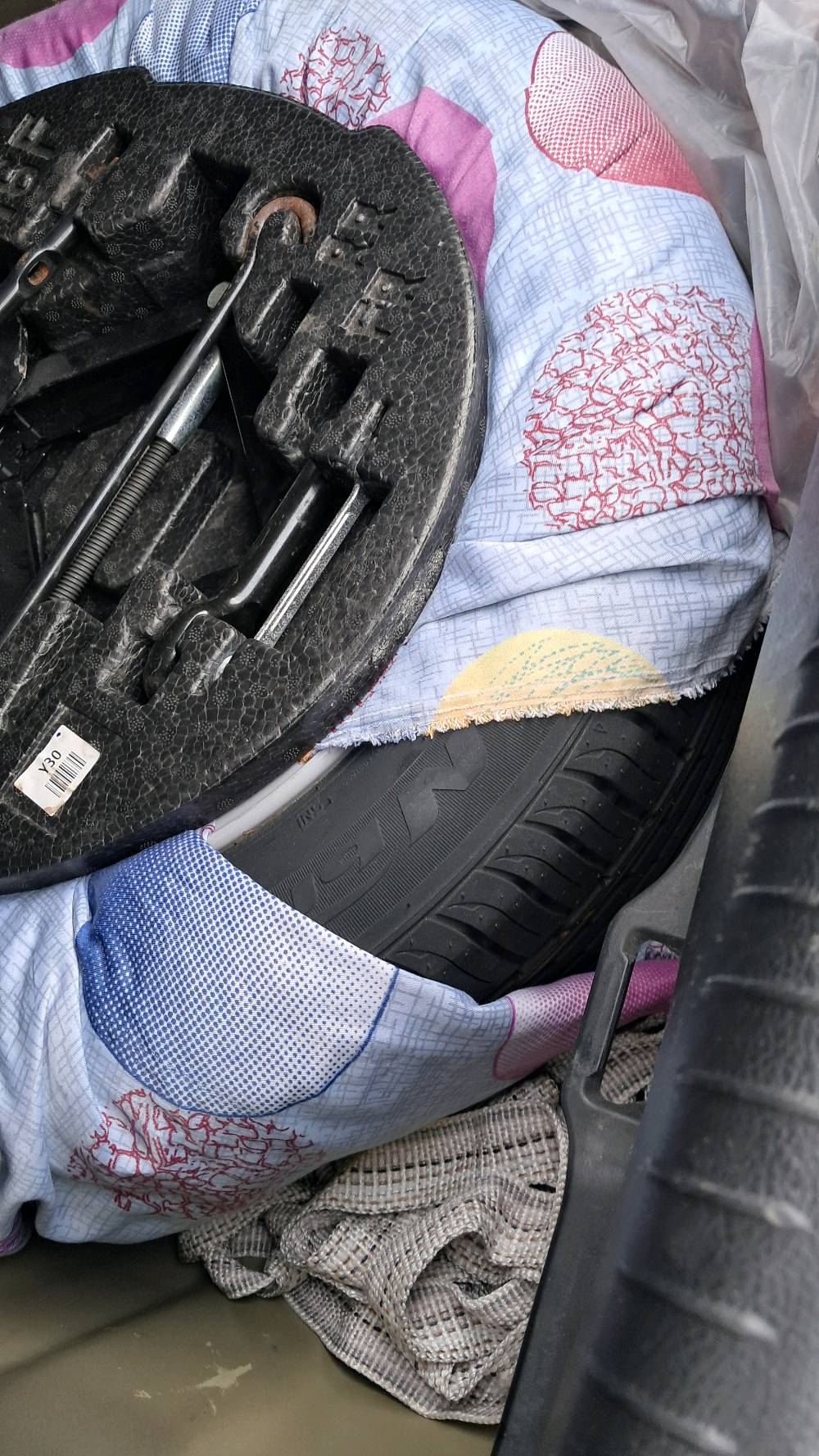 السلام عليكم ورحمة الله كيا سيراتو للبيع وكالة الشركة الدوليه  موديل2015 نظافة السياره شوف العين والفحص أن شاء الله عندي بيها باب الخلفي الأيمن بدلته أباب أصلي أثر شخط نافذ وطلقه بالقمارة بيها والسونار موضح كلشي كير مكينه جيد جدآ مكفولات من الفتح تخم تاير جديد السياره ماشيه 156الف كم السنويه بأسمي مكاني بغداد حي الجهاد السعر 113$وبها مجال بسيط للأستفسار الاتصال بالرقم ***********