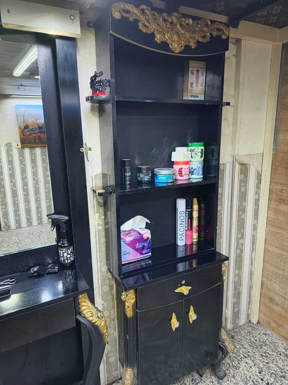 السلام عليكم
غراض حلاقة للبيع 
ميز ابو المراية عدد 4 
رفوف وسطية عدد 3 
يعني سيتين ورف 
السيت يتكون من ميزين وبنصهن رف 
المكان زيونة الغراض نضيفة  جداً
***********
السعر كلهن ب 600 وبيهن مجال للشراي
