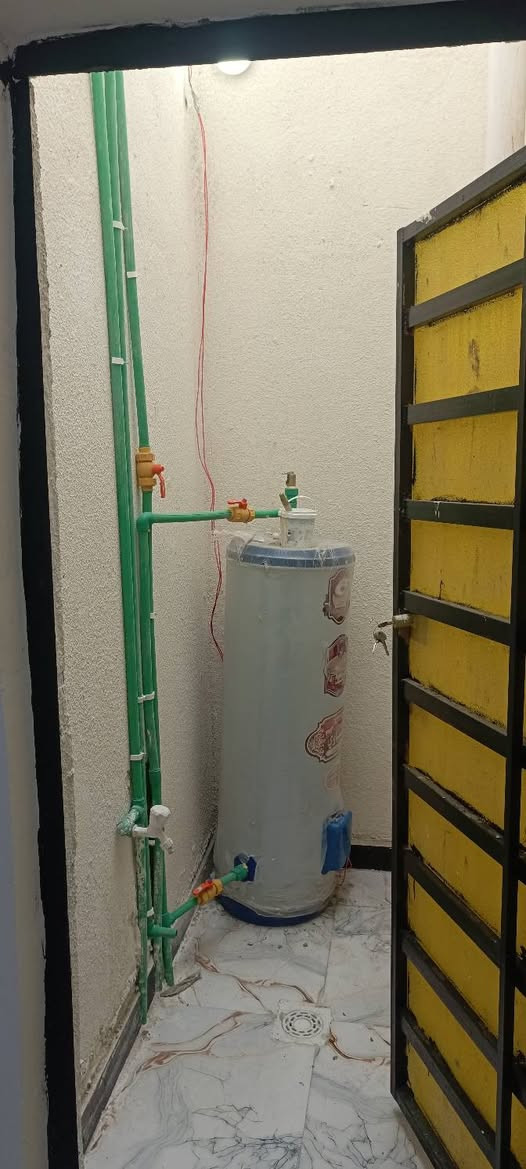 السلام عليكم 
دار سكن زراعي للبيع 
مساحه 200متر
بصف الركن 
شارع 12متر
يتكون من
غرفه نوم عدد3
صاله موزع
صاله استقبال
ديوان 
مطبخ 
صحيات داخليه
صحيات خارجيه
منور 
بيت جديد غير مسكون 
تستلم البيت عند المكاتبه 
العنوان /البصره الزبير قرب حي الاندلس
سعر 75 وبيه مجال
للتواصل *********** البصرة, العراق
