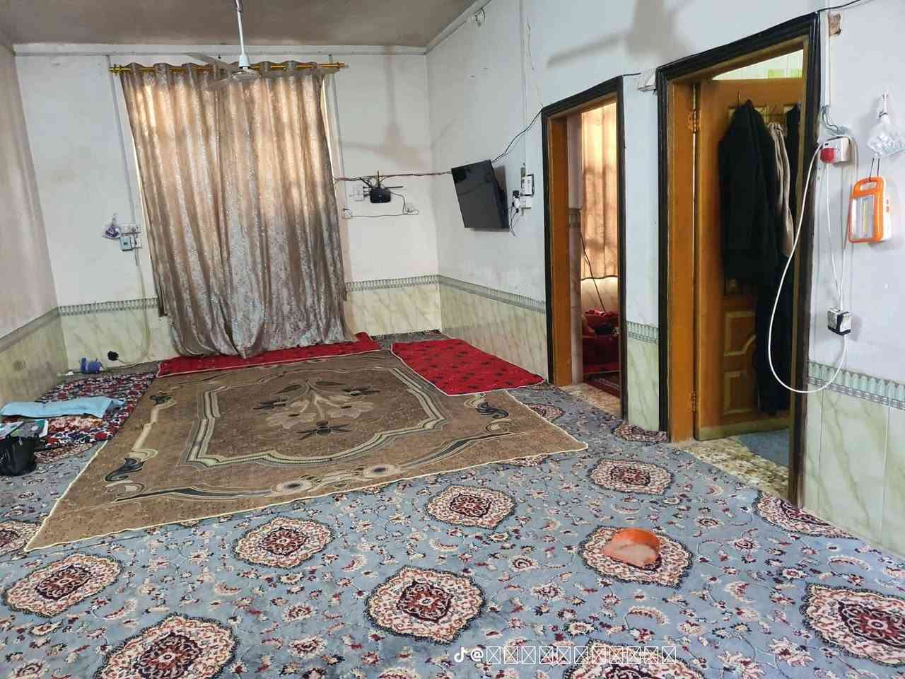 السلام عليكم بيت طابو زراعي سند ٢٥ بسمي المساحه الكليه ٥٠٠م مساحة الدار ١٠٠م يتكون من غرفة نوم وصاله وهول ومطبخ وصحيات داخليه ومحلات عدد ٣ مأجرات موقع الدار الشارع الرئيسي بني ساله الموئدي إلى طويريج بداية بني ساله السعر ٩٥ مجال قليل للاستفسار اكثر ***********

