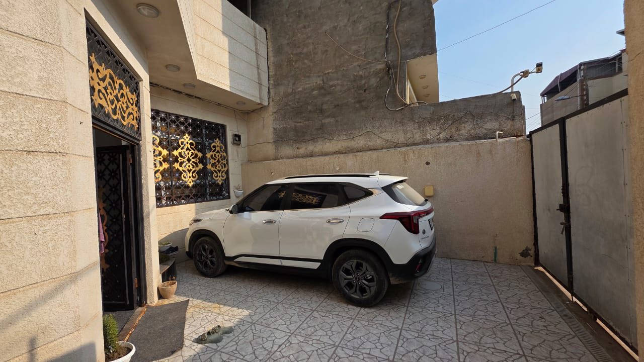 العنوان: بيت للبيع في التنومة - حي الصالحية (بناء حديث)
التفاصيل:
الموقع: البصرة - التنومة - الصالحية - شارع اللواء (بالقرب من مركز نور العراق للإنترنت).
المساحة الكلية: 200 متر مربع (الواجهة 10م × النزال 20م).
مساحة البناء: 170 متر (بناء طابوق بالكامل - سنة 2019).
التصميم الداخلي:
غرف نوم عدد (2) بمساحات واسعة (4 \times 4م و 5 \times 4م).
استقبال فخمة بمساحة (6 \times 4م).
صالة جلوس واسعة بمساحة (6 \times 5م).
مطبخ مريح بمساحة (5.5 \times 3.70م).
المرافق الخارجية: كراج سيارة (6 \times 3م) + مجموعة صحيات (المجموع 23 متر).
الخدمات: المنطقة مخدومة بالكامل (ماء، كهرباء، مدارس، مستوصف، سوق قريـب).
الشوارع: عرض الشارع 8 متر (موقع هادئ وسهل الوصول).
السعر: 165 مليون دينار عراقي (قابل للتفاوض مع المشتري الجاد).
للاستفسار والتواصل{***********
