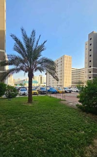 للبيع 100 غربي ارضي A2 قرب المول  تحتوي على كاونتر و 3 سبالت 2 غرف نوم...