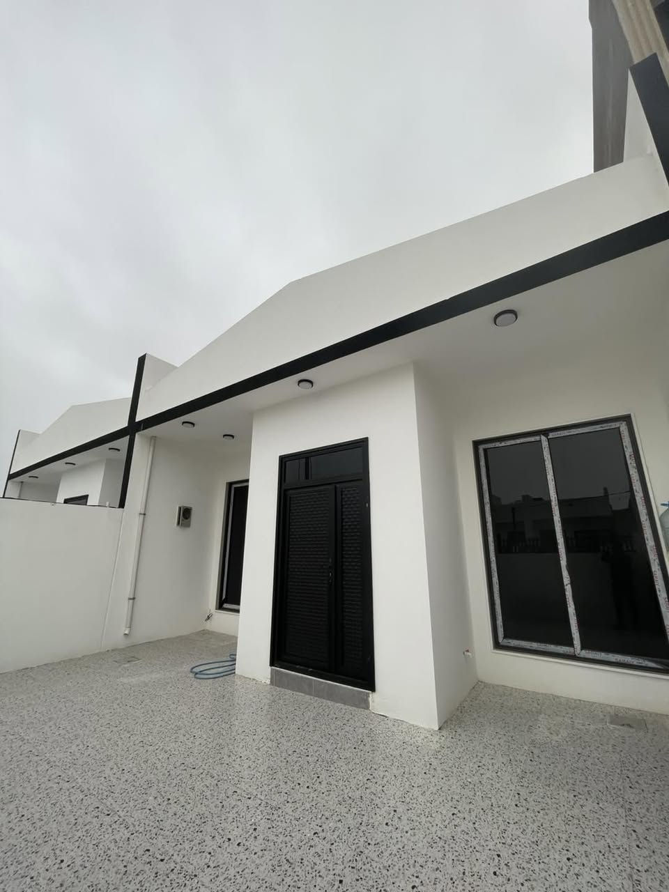 خانوی ١٥٠ مەتری بۆ فرۆشتن بە نرخێکی گونجاو 
دوو ژوری نوستن هۆڵ و مەتبەق ق میوان و حەوشەیەکی گەورە 
بۆ زانیاری زیاتر پەوەندی بەم ژمارانەی خوارەوە بکەن

بیت ١٥٠ متر للبیع بسعر کلش مناسب 
نومین هول متبغ استقبال کراج سیارە 

0770 991 51 51 
0770 232 73 43
