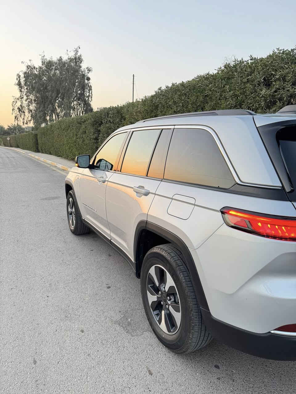 السلام عليكم
جيب گراند شيروكي 2024 4xe وارد امريكي ثلاث انظمة

حجم المكينة:2000 تيربو+هايبرد+بلگ ان
المسافة المقطوعة: 24 الف 
الضرر:مثل ما موضح بالصور چاملغ ايسر صار بي تعديل وشويه صبغ على كد التعديل واضح بالصور

حالة الايرباك:سليم مطاك ولاايرباك

المواصفات:
١.شاشة
٢.بصمة
٣.تشغيل عن بعد
٤.سستم صوت Alpine +دمام خلفي 
٥.كشنات جلد
٦.كشن سائق ميمري
٧.كشنات كهرباء
٨.صندوق كهرباء
٩.حساسات خلفية
١٠.اشاير بالمري
١١.رادار امامي
١٢.رادارات ٣٦٠
١٣.ثلاث وضعيات قيادة
١٤.بانوراما فتحتين
١٥.گير ماوس
١٦.نظام منحدرات
١٧.هيترات بالكشنات
١٨.ويل كب كروم
١٩.لايتات لد +بگلايت لد
٢٠.بصمة ابواب
جاهزة مرقم بغداد 
السعر :342 
للاستفسار اكثر الاتصال على الرقم
***********
