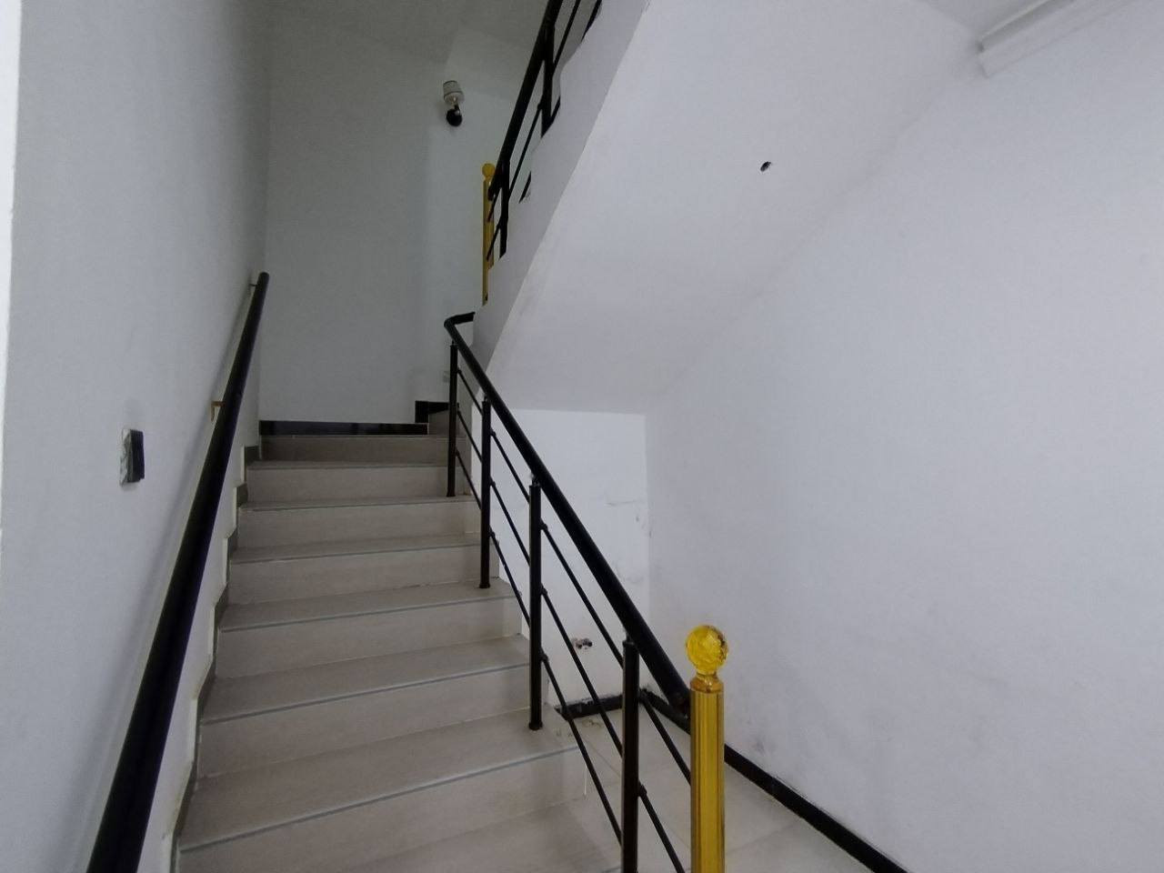 بيت مع شقة ب99 مليون فقط تدفع نقدا و المتبقي 84,364,000 تدفع في 131 بقسط شهري 644 لمدة عشر سنوات و 11 شهر
التفاصيل :
بيت  ٢٠٠ متر طابق ارضي و شقة  (الطابق الأول معزول تماما) داخل مجمع لؤلؤة ساوة مقابل المستشفى الالماني الجهة القريبة من الشارع العام و مرقد على الظاهر 

الطابق الأرضي 
يحتوي 2 غرف نوم و استقبال و مطبخ و 2 مجاميع صحية و حديقتين أمامية و خلفية و كراج مجهز بماطور ماء و سخان و كهربائيات و خط مولدة و محول تلقائي. 

الشقة طابق اول ( درج و باب منفصل للشارع) 
مكونة من غرفتين مع مطبخ و مجموعة صحيات ، مزودة بخط مولدة و خدمات كاملة

يصلح لسكن عائلتين او للاستثمار 
للتواصل
*********** واتساب فقط.
