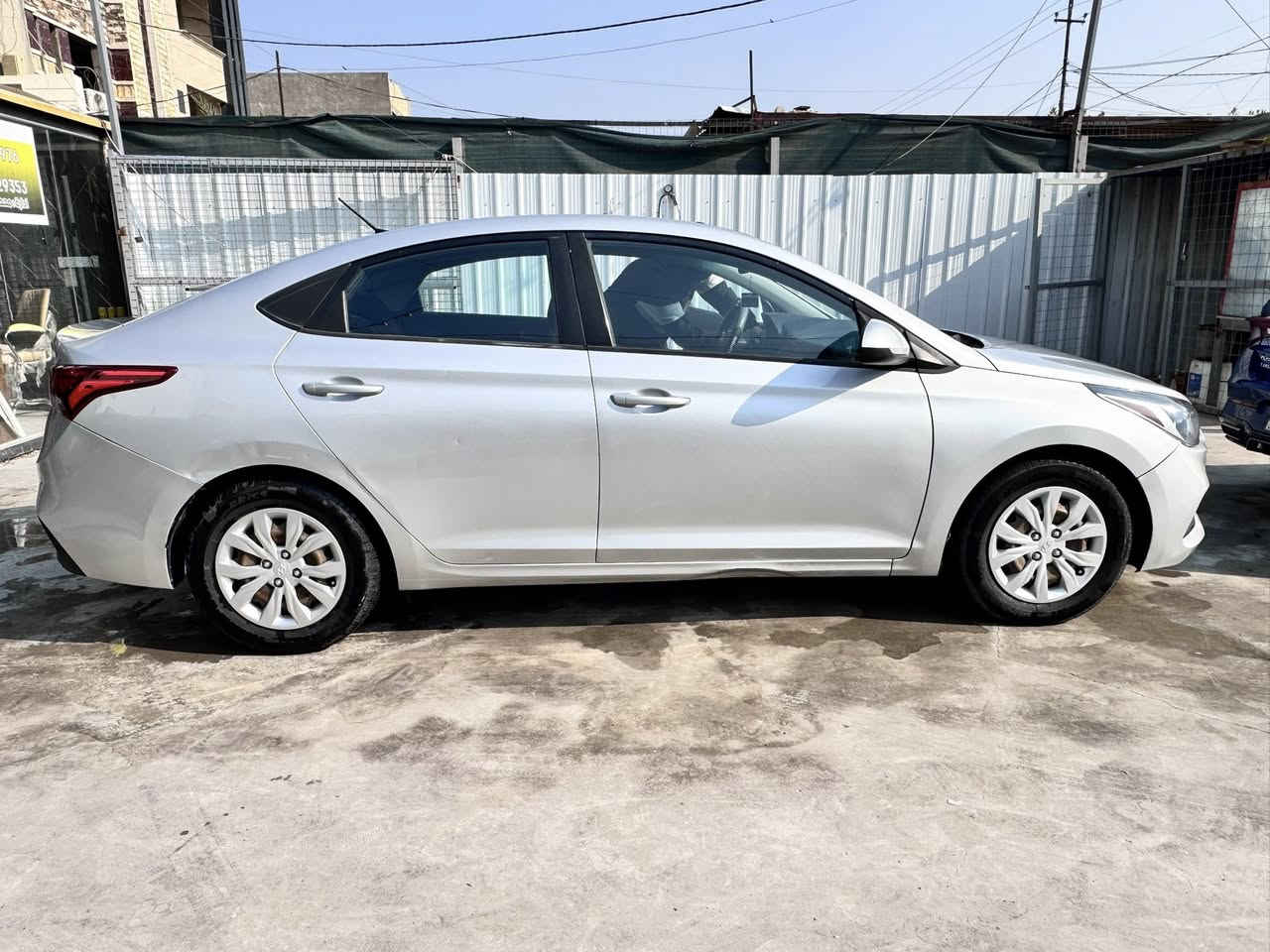 السلام عليكم  سيارة أكسنت موديل 2020 اللون فضي ماشية 70 الف وارد امريكي محرك دوش  1600 بأسمي معوقين باقيلها سنة حادثها جاملغ امامي ايمن فقط وبيها قطعتين صبغ اهنا بالعراق .
السعر 11 الف وبيها مجال .
للتواصل 

***********
عنواني بغداد الغزالية
