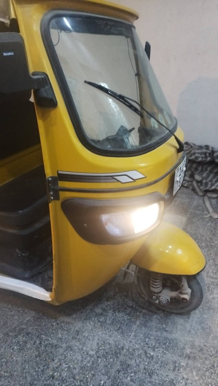 السلام عليكم اخوان التكتك للبيع جبته لخوي وضل مايشتغل بيه كاضيه نوم ومن مامشتغل بيه ضال واكفه بسمي رقم وسنويه موديل ٢٢ بشهر السابع حته ماغاسله ضال ع حطته سعرها 8500 مكفوله محرك وبدي وكشر حته تايرات الشركه نفسهن *********** عنواني بصره كرمه علي 
ملاحضه بياع شراي مابيع بس للجناي
