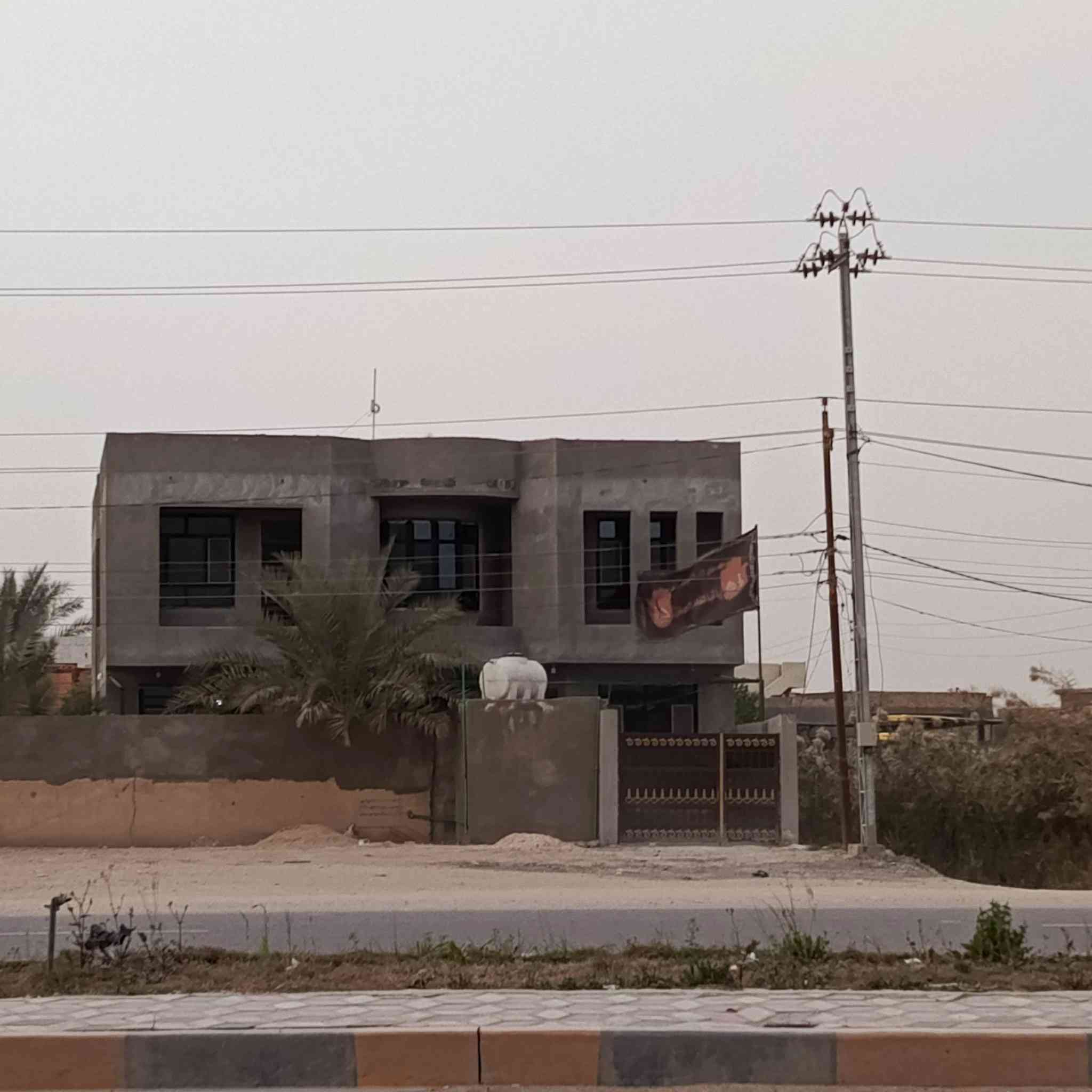 السلام  عليكم 
بيت للبيع موقع  تجاري على شارع العام طريق حلة ديوانية منطقة الغليس مساحة البيت الكلية 500متر مساحة البناء 200متر بناء سنة 2024يعني بناء جديد طابقين يحتوي على غرفتين نوم واستقبال وكليدور  ومطبخ حار بارد  ومجمع  صحيات +كراج وحديقه  ونفس البناء  في الطابق الثاني البيت طابو زراعي سند 25 باسمي  للاستفسار الاتصال على الرقم ‏‪***********‬‏
