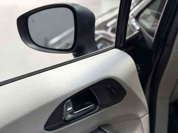 سعر مناسب جدا
كرايسلر باسفيكا لون  اسود موديل2023
وارد امريكي كفالة عامة 
كلين تايتل 
#الرقم     :اكاتي بدون ارقام  
ماشيه :٣٠الف  
المواصفات 
▪️ محرك 6 سلندر 3600
▪️رادار امامي تفاعلي متعدد الاستخدام
▪️لايتات زينون عالي وناصي مع حاجب LED مع كشافات دعامية زينون
▪️ حساسات خلفي اصل 
▪️ حساسات الاجتياز الجانبية 
▪️ كشافات دعامية اصل 
▪️ بصمة باب وبصمة تشغيل وتشغيل عن بعد 
▪️كشن ذاكرة (خزن ميموري) لكرسي السائق
▪️ طقم ويل حجم 18 مع طقم تاير بحالة ممتازة 
▪️ كاميرا خلفية دوارة مع الستيرن 
▪️ باب جنطة كهربائي شفط 
▪️ ابواب جانبية كهربائية مع بردات اصلية 
▪️ غرفة السيارة جلد اسود اصل 
▪️ تحكم كهربائي متكامل لمقاعد المقدمة 
▪️ شاشة دشبول كبيرة لمجموعة من الايعازات 
▪️ السيارة 7 راكب مع 3 قطع تبريد 
رايدها ٢٤٥$ورقة
مكان السيارة دهوك
 الاتصال على : 
***********
***********
