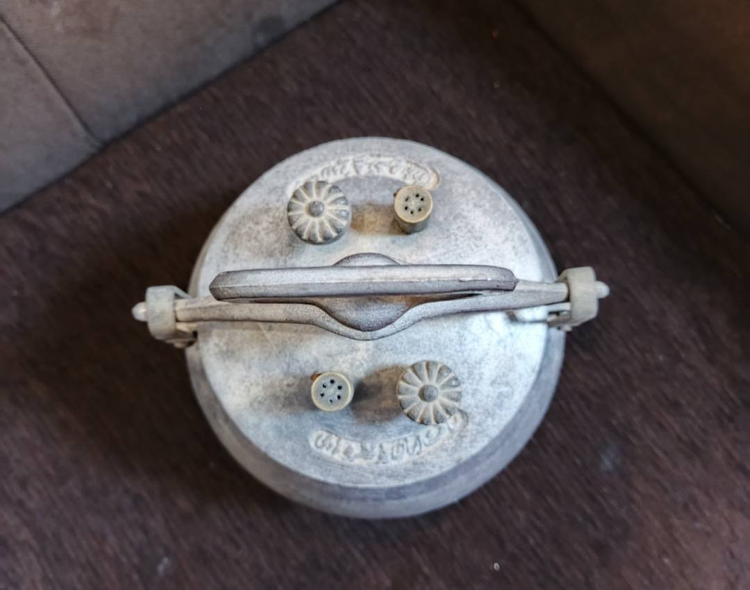 السلام عليكم قدر ضغط قديم معدن فافون كل ضرر مابي للبيع السعر ٢٥  ولشراي ولحجزعل خاص يوجد توصيل ***********
