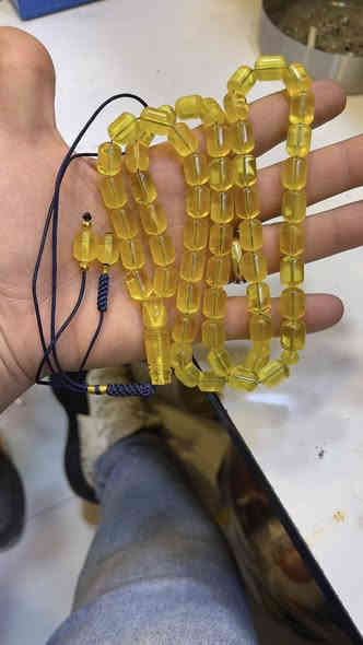 سلام عليكم كهرب بولوني حر طبيعي سبحه خشنه كصه كويتيه خامه سوبر مغيمه حلوه عدد الحبات 78خرزه وزن 58 غرام مطلعه من عده خرزتين بكركوشه ومسوي 15 حبه سوار السعر 300 الفمكاني بغداد الاعظميه ***********
