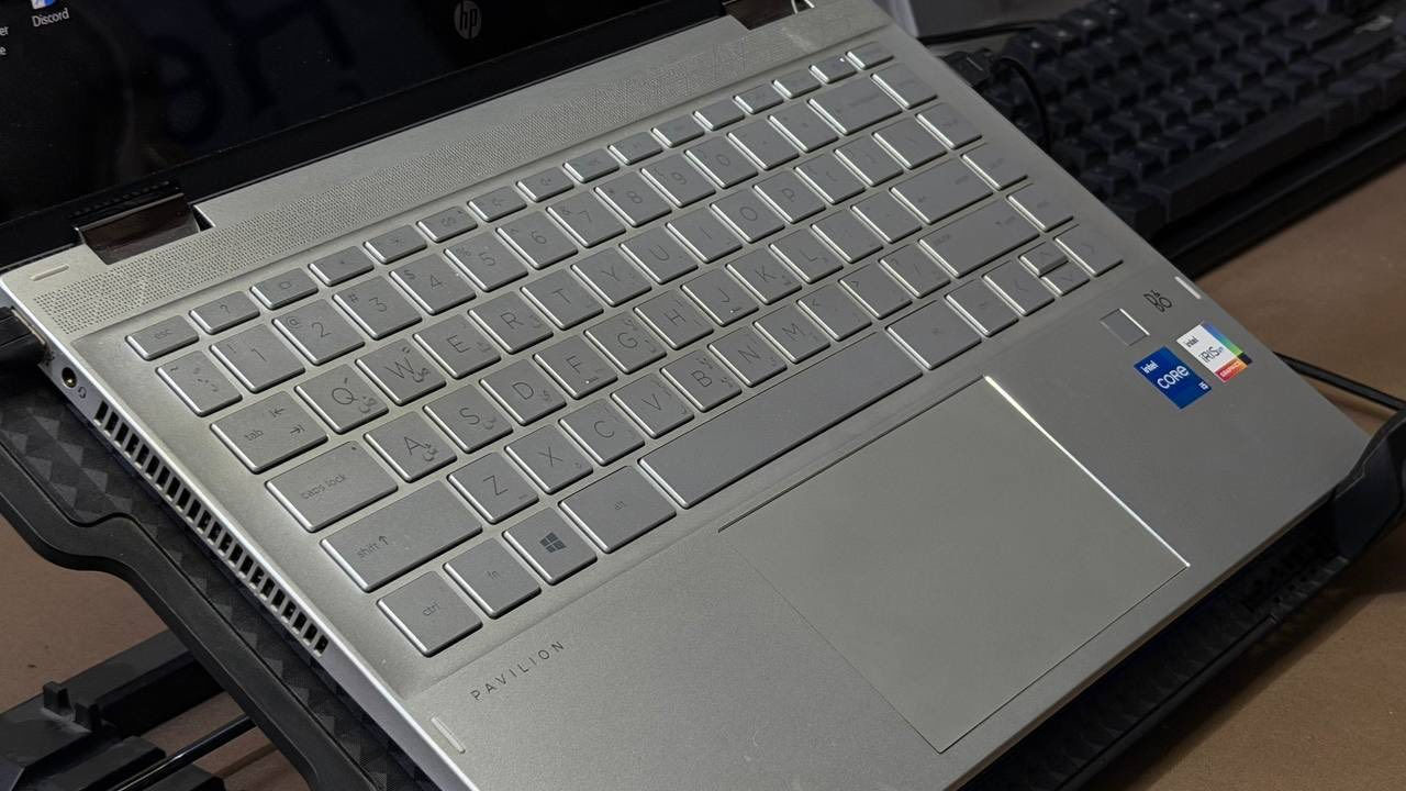 ⭕️لابتوب HP ⭕️

للبيع: لابتوب HP بمواصفات ممتازة جداً وحديثة (جيل 11) بحالة نظيفة جداً
اللابتوب سريعة جداً وممتازة للشغل الهندسي، البرمجة، الدراسة، والتصفح السريع بسبب مواصفاتها العالية:
• المعالج (CPU): Intel Core i5 (الجيل الحادي عشر 
‏I5-1135G7) - أداء قوي وحديث.
• الرام (RAM): 16 جيجابايت سرعتها 3200 Mt/s (سلاسة عالية بالفتح والتنقل بين البرامج).
• الهارد (Storage): 1 تيرابايت (1000 جيجا) من نوع M.2 NVMe السريع جداً بالإقلاع ونقل البيانات.
• كرت الشاشة:  Intel Iris Xe Graphics بذاكرة 8 كيكا بايت (ممتاز للمونتاج الخفيف، الشغل الهندسي، والألعاب الخفيفة).
•نظافة الجهاز : 85‎%‎ واضح بلصور.
• ⁠+ ال لابتوب لمس تكدر تسويها تابلت
• ⁠بلضافه الى بصمه اصبع 
• الملاحظات: البطارية أداءها شوية تعبان (يعني تحتاج تبديل إذا تريد تستخدمها برة البيت لفترات طويلة).
💰 السعر المطلوب 600 الف دينار عراقي بيها مجال بسيط
الموقع : بغداد الامين
للتواصل : على الواتساب ***********
