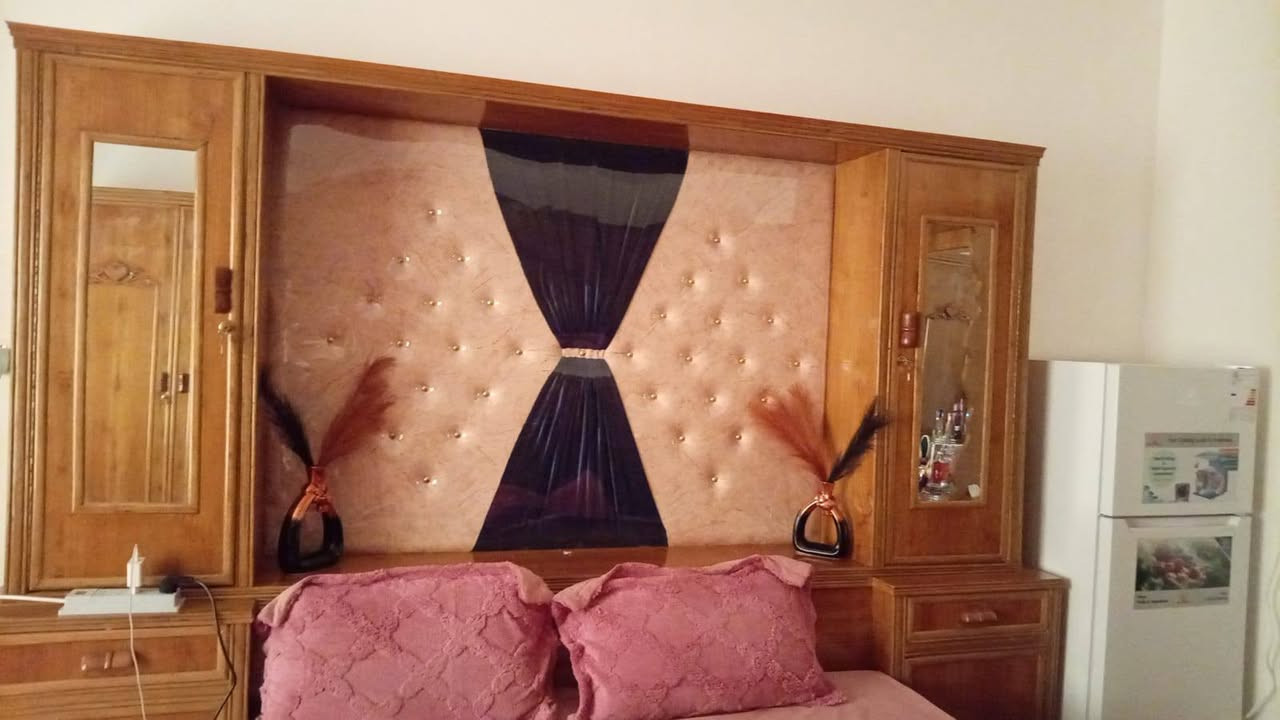 غرفه للبيع نجاره عراقي مستخدمه شهرين لا اكثر سعرها مليون و200وبيها مجال 
رقم الهاتف ***********
العنوان حله حي الرضا
