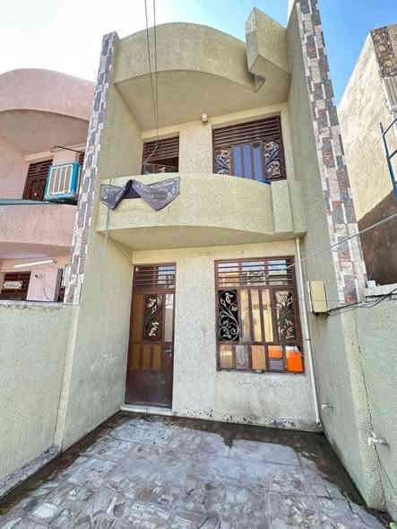 دار مساحته 100 متر طابو ملك صرف سكني بأسمي يحتوي عل 2 غرف نوم واستقبال ومطبخ وخدمات 
موقعه الانتصار شارع ال 25 قرب الملعب موقعه مميز وسط المنطقه 
سعر (75) وبي مجال كلش قليل 
***********
