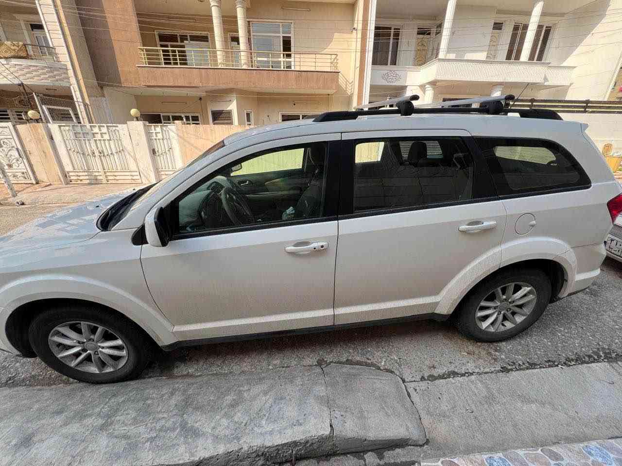 دوو چامرخی پێشی بۆیاخە لەگەر بۆنیتی، دەرکەکی پشتەوەی PDR ە، ٢٠١٦ یە مواسەفات SXT  سێ مەقعەدە ، ناو زەردە ، ١٢٠ هەزار ڕۆیشتیە بەبێ داخیلی بەبێ ئێرباگ 
پێشوو پشتی کەپس هەزەو سەنەوی تازەیە 
سحر : ١٢٧مەجال
*********** أربيل, العراق
