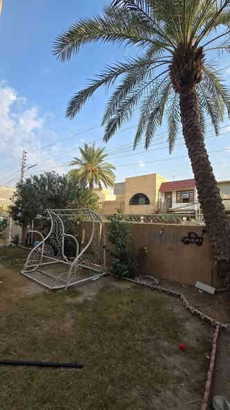 للإيجار في السيدية بيت مساحة ٣٠٠ متر 

البيت كلش نظيف محدث 

يحتوي على ٥ غرف نوم وصاله ومطبخ وخدمات وكراج وحديقة 

الايجار مليون ونص 

للاستفسار ***********
