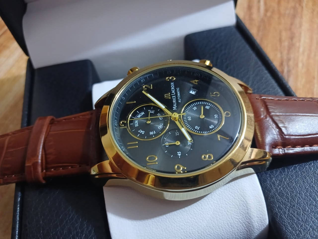 ساعه موريس لاكروا سويسرية فاخره تماتيك طلعتلي بهذا الشكل سناتر كله شغاله السعر 35 الف مع التوصيل بالعافيه الي ياخذها
المينا: تأتي بمينا أسود يضم عدادات الكرونوغراف (لقياس الوقت) وعقارب ومؤشرات ذهبية اللون.
الإطار: إطار دائري مطلي بالذهب (أو بلون ذهبي) مع أزرار جانبية للتحكم في وظائف الكرونوغراف وتعديل الوقت.
الحزام: حزام جلدي أسود أنيق، مما يمنحها مظهراً كلاسيكياً فاخراً.
الحركة: تعمل بحركة سويسرية أوتوماتيكية (Swiss Made)، مما يعني أنها تعتمد على حركة معصمك لتوليد الطاقة.
تابعني دئمن انشر ساعات قديمه وجديده


**إذا كنت صاحب هذا الإعلان وتريد حذفه لأي سبب، رجاءا أرسل رسالة إلى الدعم الفني**