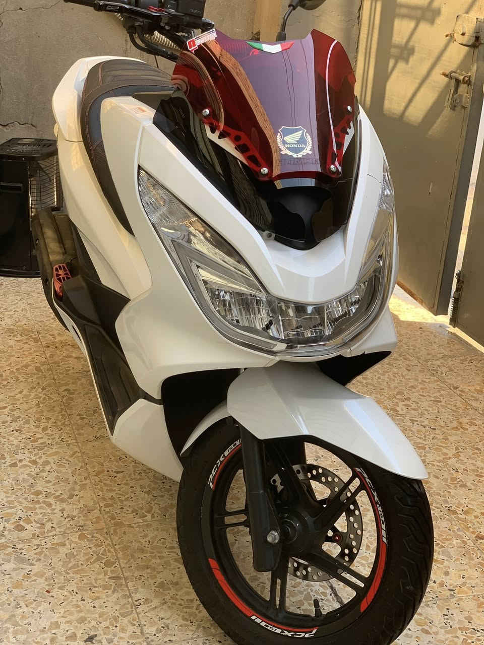 سلام عليكم pcx للبيع جيل ثاني ياباني
دراجة جديده جديده كلش لون ابيض صدفي  شخط واحد ما بيها ما ماشيه 35  

دراجة جاهزه ما بيها نقص نازله من معرض البركات 

مكينة وكفرات مكفوله تجي تفحص وتاخذ وكلش نضيفه دراجه محرك 125 شلعه تخبل 

حساس زدحام 

حساس ستان 

تدفئة يدات دبلات ماركه اصلييه 

زوج تواير انددنوسي جدد 

طلعات رياضي 

سويجين دراجة +أورقها كامله و تاخدها من بيتي 

مكاني بغداد شراي يتصل ويدلل *********** 

رجاءً مو شراي لا تتصل
