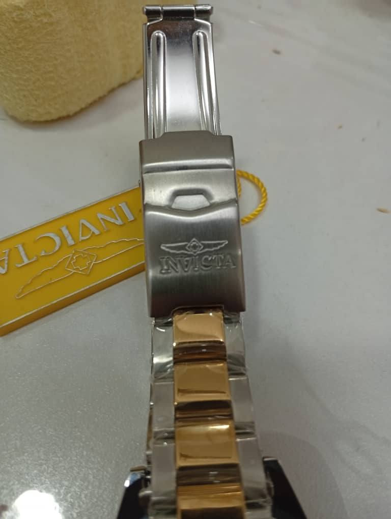 عندي ساعة من Invicta Pro Diver Lady Model 12852
نسائية 
المكينة: Quartz بطارية  دقيقة وسهلة الاستخدام
التصميم:
لون ذهبي + فضي (ستايل كلاسيك فخم)
أرقام رومانية على الميناء
نافذة تاريخ (اليوم بالشهر)
 ستانلس ستيل
مقاومة الماء تقريبًا 100 متر (مناسبة للسباحة، لكن مو للغوص الاحترافي)
من مجموعة  Pro Diver تصميم رياضي مع لمسة أنثوية
اخذتها قبل تقريبا 8 سنوات من أحد متاجرهم  إلي بأمريكا وصيتها عن طريق أحد أقاربي ملحقاتها كاملة وياها من ضمنها الباركود والكارت بس هي أبداً ما مستعملة حتى لاسق الحماية بعدة بيها لانو للاسف كلش تصميمها ضخم مقارنتا بايدي وهي ماركة سويسرية اخذتها من مترجهم الرسمي بسعر فوك 400$ اريح بالي انو هي اصلية ابيعها بسعر اقل بس ما اجحف بحقها
السعر إلي احسه مناسب إلها ابيعها إلة


**إذا كنت صاحب هذا الإعلان وتريد حذفه لأي سبب، رجاءا أرسل رسالة إلى الدعم الفني**