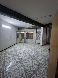 شقه للايجار طابق اول تحتوي على صالة مطبخ وحولي وغرفتين نوم وخدمات وبلك...
