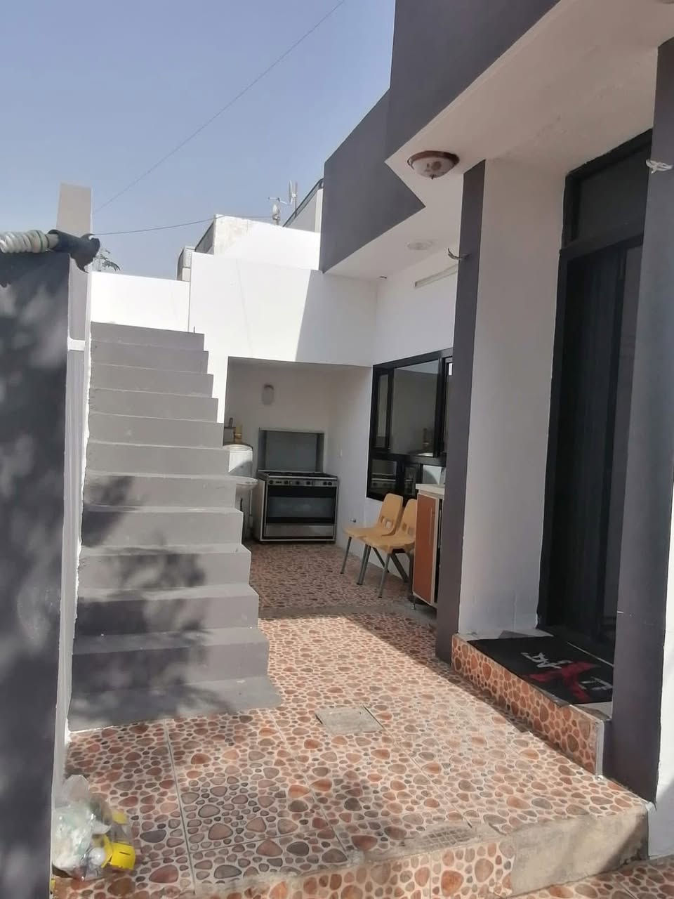 #دارللبيع
خانوو بو فروشتن له گه ره كى ده روازه فرعى به رامبه ر نانه واخانه ى سليمانى نزيك شه قامى ده روازه كولانى فول خدمات و سقف مغريبى و فول كاشى 

روبه رى 190 متر 
پيكهاتوه له :- 3 ژور نوستن - هول - مطبخ - ميوان - گه راج

نرخ 95 مليون ومجال

بوزانيارى زياتر په يوه ندى بكه ن به عقارات ستار اكرم بازرگان

📍ناونيشان : كه ركوك بازارى ئازادى ته لارى ئاسو

***********
***********
