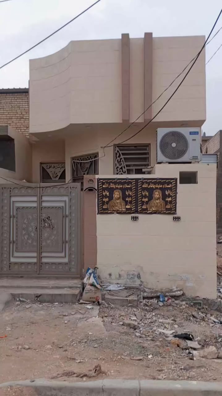 للبيع بيت في كربلاء حي الفارس طابو صرف المساحه 100بناء طابوك جمهوري صب كونكريت  غرفتين نوم وصالتين واستقبال ومطبخ وحمام داخل وخارج على شارع تجاري السعر 165 وبي مجال لاستفسار ***********,,,,***********
