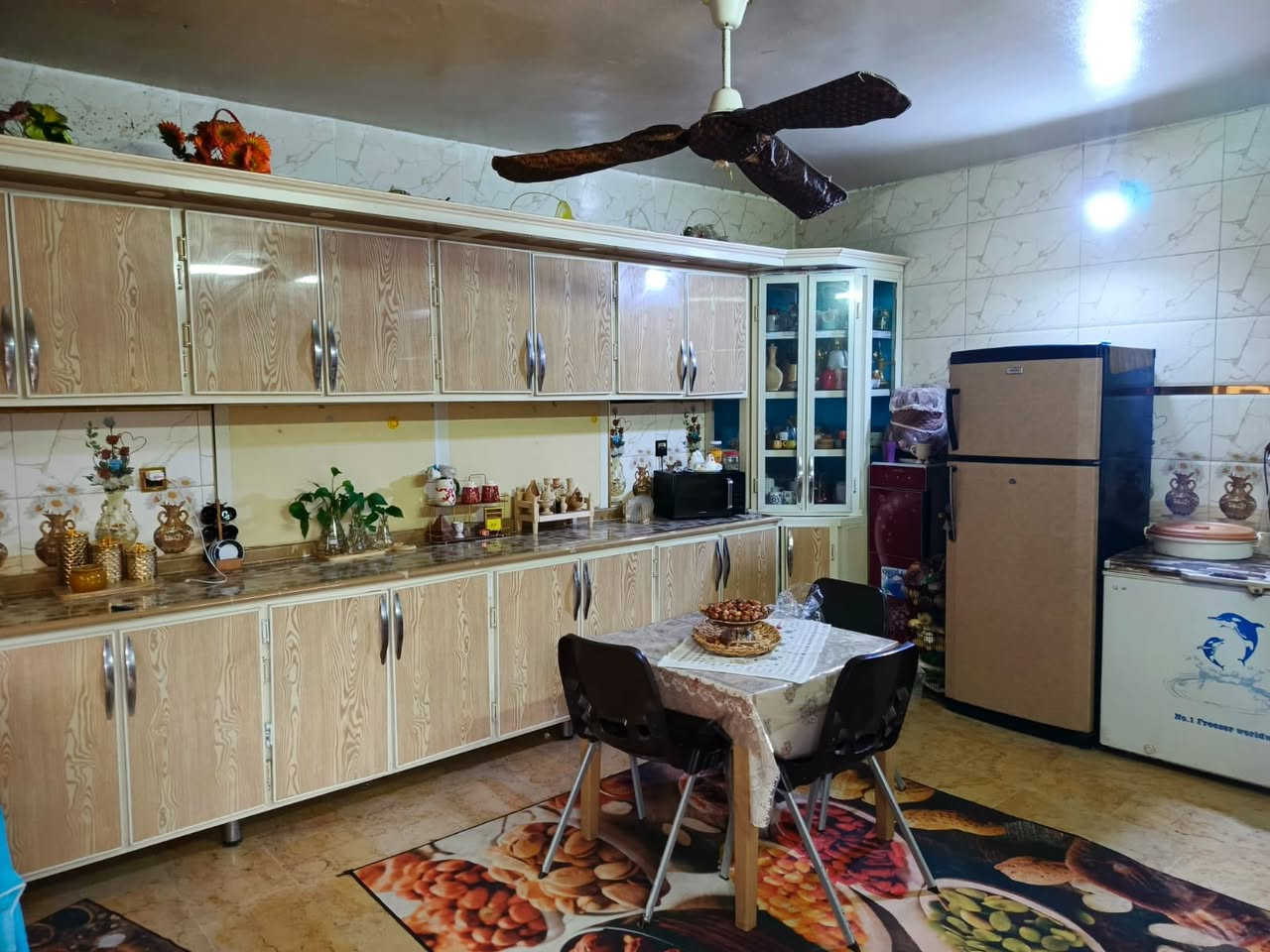 الدار البيع مساحته 220ركن العنوان الغزاليه نهايه  شارع الضغط طابق الأول الاستقبال ومطبخ وحولي وغرفه نوم وصحيات طابق ثاني غرفتين نوم وصحيات طابق الثالث صطح ***********
