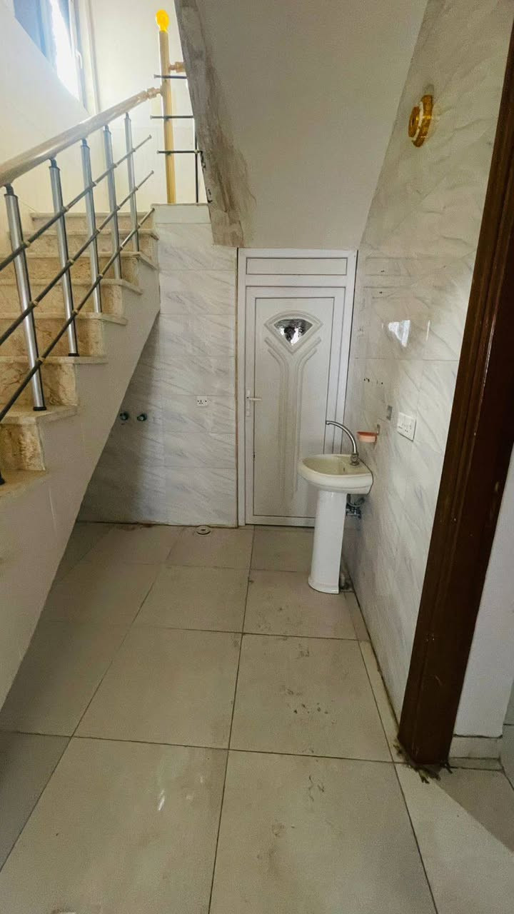 دار للبيع مساحه ٢٦٥ متر طابو صرف
العنوان ابي غرق مجمع ارض بابل حي الحسين

الخدمات مجاري ولا نقطه مي بالمجمع

مدارس حكوميه ٣ بنات ولد ابتدائيه ومتوسطه واعداديه كبالك

مطلوب ٩٤ تقريبا

مقدمه تطلوعه ١٠٠ وبيه مجال بسيط

امنيه سكيورتي
تكدر تبني طابق ثاني

يحتوي علئ طابق واحد غرفتين نوم للاستفسار ***********
***********
