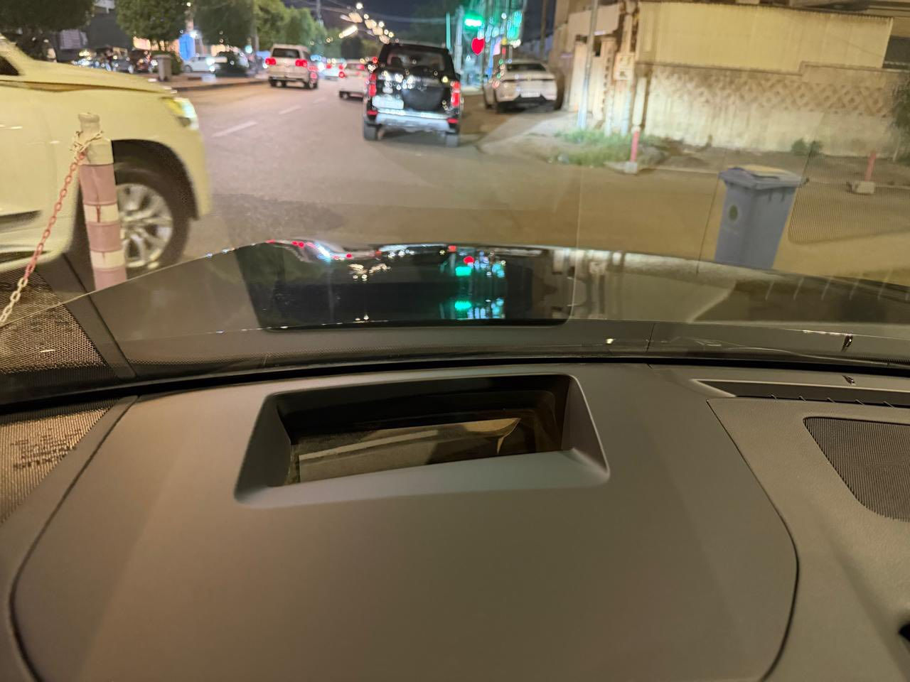 Lexus Rx 350H 2024
* محرك: 2.5 لتر – 4 سلندر + محركات كهربائية
* النظام: Hybrid Lexus System
* القوة الإجمالية: ≈ 246 حصان
* ناقل الحركة: E-CVT
* نظام الدفع: AWD (دفع رباعي إلكتروني)
* نظام Lexus Safety System
* فرامل طوارئ تلقائية
* رادار أمامي
* Lane Assist (المحافظة على المسار)
* نظام الاصطفاف الذاتي
* Blind Spot Monitoring
* كاميرا 360°
* حساسات أمامية وخلفية
* شاشة وسطية: 14 إنش
* Apple CarPlay + Android Auto
* مقاعد جلد
* تبريد + تدفئة
* تشغيل بصمة + تشغيل عن بعد 
* شاحن لاسلكي
* نظام صوتي 
* ⁠انارة محيطية متغيرة 
* لون: أسود (BA BLACK)
* إضاءة LED كاملة
* ويل 19 
* مرايا كهربائية + طي أوتوماتيكي
* سقف سلايد
* دخول ذكي لكافة الابواب مع فتح وغلق الباب الخلفي بحساس القدم.
* سقف كنتارة
* ممشى السيارة 11 الف كم 
* حادث السيارة الجاملغ الخلفي الايسر (مصلح ومصبوغ)  السعر

43,500$(رقم الهاتف ***********
