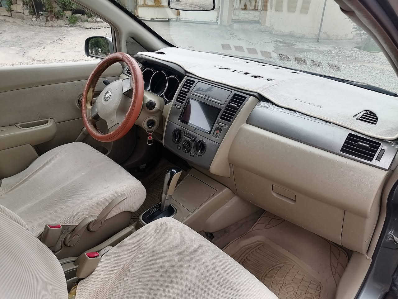 تیدا مۆدیل2008 بڕاوەیە سەیارەیەکی تابڵێیەی جوان و پاکە مەکینە گەورەیە شوێن بڕاوەکانی زۆر جوان چاک کراوەتەوە عەیبی نیە چـــوار تایە و ویلی تازە بۆبەسراوە نوقسانی تیانیە تەقە و ڕەقەی بەشەرت گێڕ و مەکینە و تەبرید و گەرمی بەشەرت شاشەیە گێڕ ئۆتۆماتیک و عادیە کوشین جەکە ماشاءاللە هەتاحەزکەی بەکێش و هەڵمەتە بەنزین زۆر کەم ئەخوا  سـەقف و حیزام بەشەرت ناوزەرد خەلیجیە کوشن و سەقف و بەرەدەرگای دڕاوی نیە زۆر پاک و خاوێنە ناوەوە و دەرەوەی (شـوێن /کەلار) 
***********واتسئاپ+ڤایبەر      ***********
