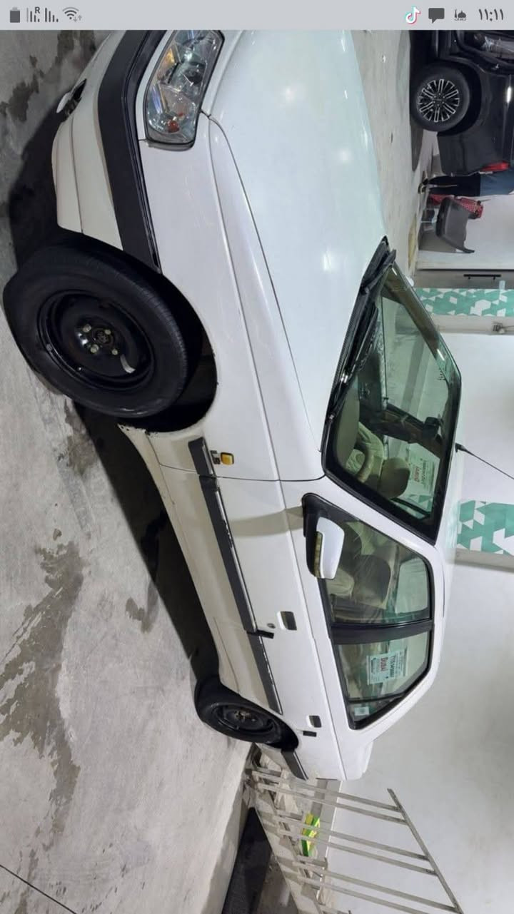 السلام عليكم بيجو لميس 2013 سياره بدون صبغ بيها شويه بل هلال الي يم القبق مال بانزين محرك بي تبخير السعر 40 وبي مجال تواصل ***********
