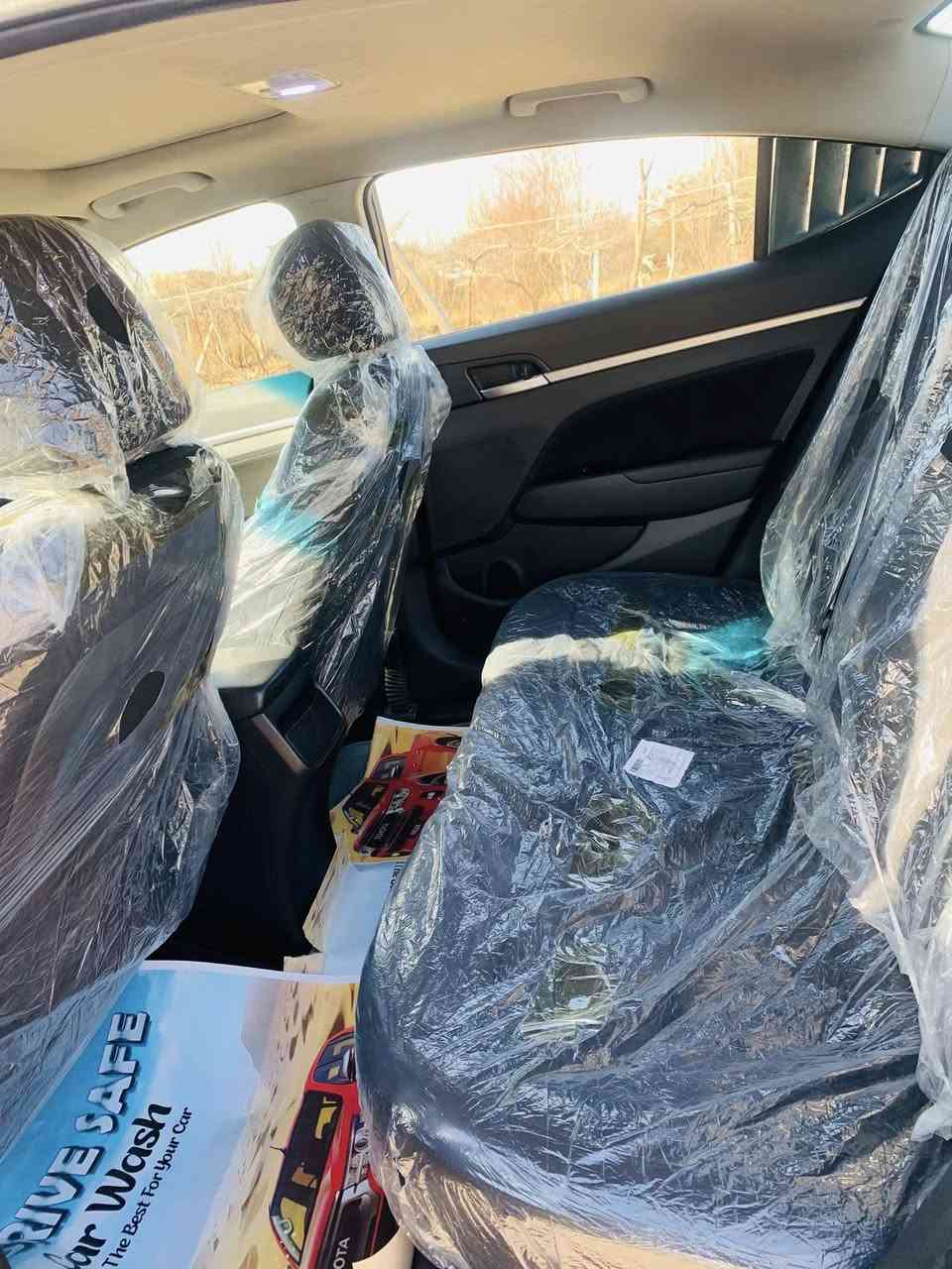 السلام عليكم
 النترا 2019 لون ازرق 
ضررها بنيد وجامرلغ مصبوغات
بصمة 
تحكمات ستيرن 
تدفئة كشنات 
رادارات
تدفئة تبريد
فتحة سقف
***********
