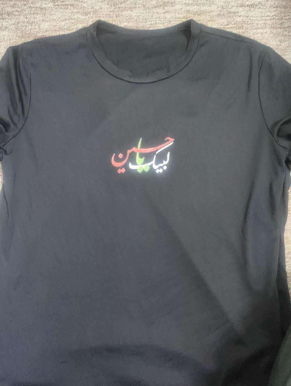 السلام عليكم تتوفر تيشيرتات لون أسود صيفي حسينيه جمله ومفرد وبمختلف الطبعات  مكاني حله الجمعيه ***********
