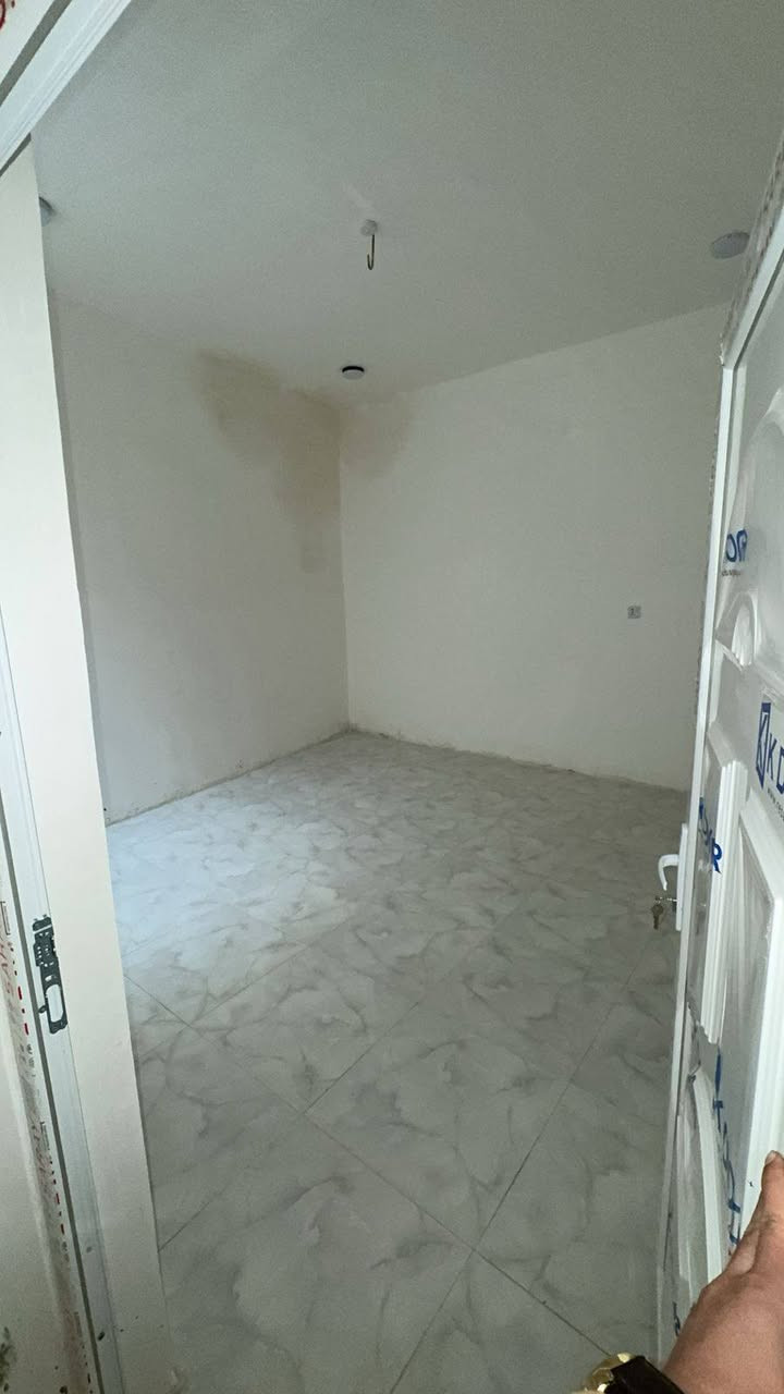 #شقه ارضيه للايجارررر في الخصيمه 
#الايجار 350 الف وبي مجال
بناء حديثثث غير مسكونه
تفاصيل الشقه
غرفتين نوم _صاله_استقبال _صحيات_مطبخ 
منور عدد 2
للاتصال والاستفسار 
***********
***********
