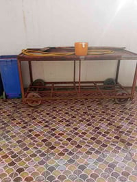 ميز مال مخضر للبيع طول ٢ متر عرضه متر ٠٧٨٠١٤١٧٢٣٥