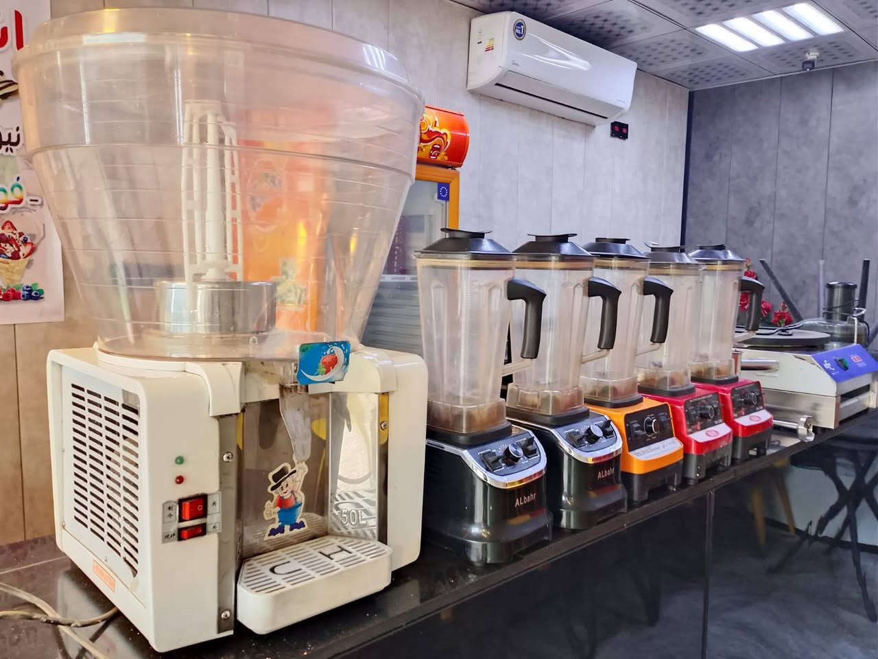 للبيع مستعمل كلش قليل
منقله كامله للبيع 
مكينه مال كريب جديده 
خلاطات 
عارضه عصاير
بغداد 
***********
