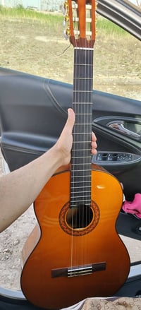 گيتار ياماها اصلي الصنع اندنوسي صوته يخبل ما مستعمل اوتاره ويجيك ويا ا...